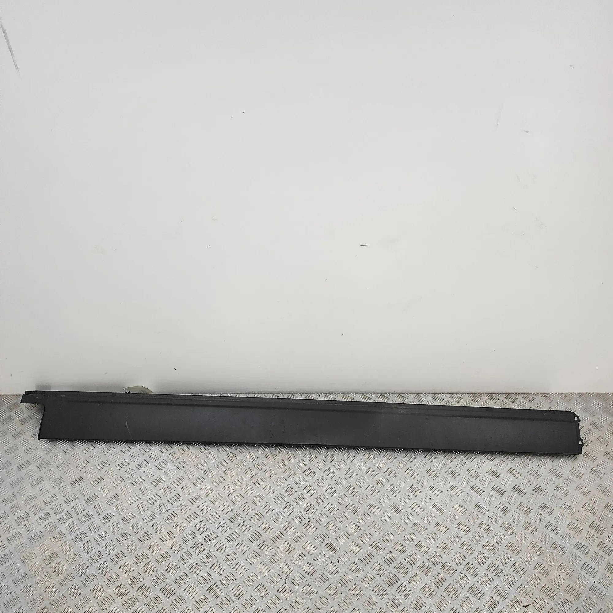 Land Rover Discovery Left Side Plastic Sideskirt Cover Left Side Plastic Sideskirt Cover — LAND ROVER ...