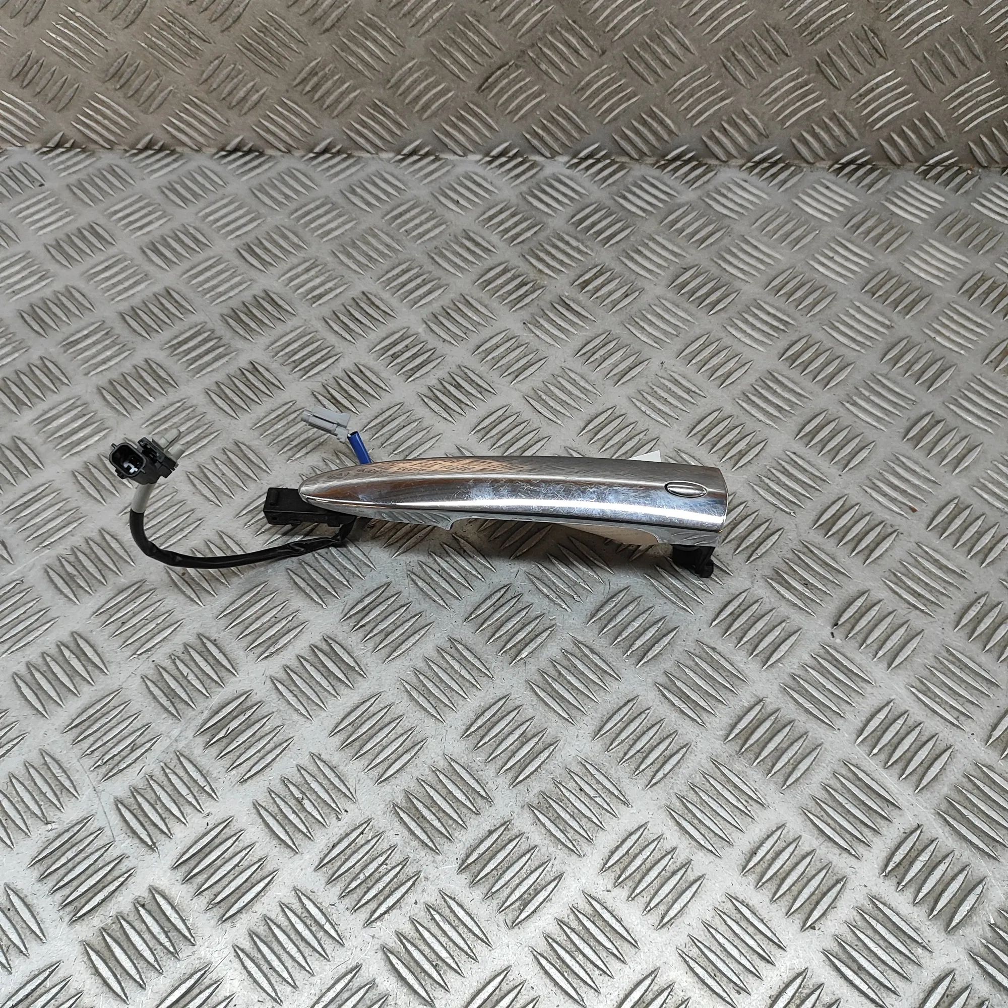 Nissan Leaf Exterior door handle — front left Exterior door handle — front left — NISSAN LEAF...
