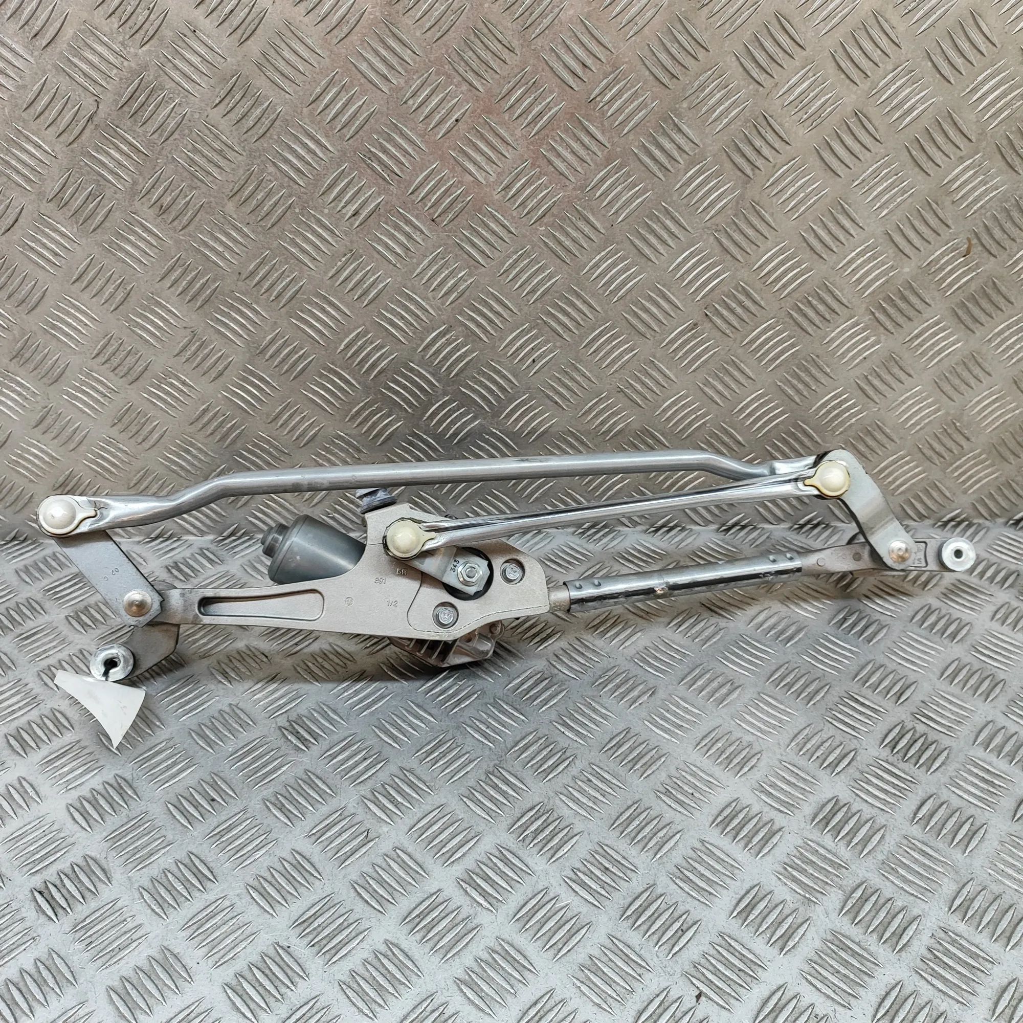 Land Rover Range Rover Sport (L494) Front Windshield Wiper Mechanism Front Windshield Wiper Mechanism — LAND ROVER R...
