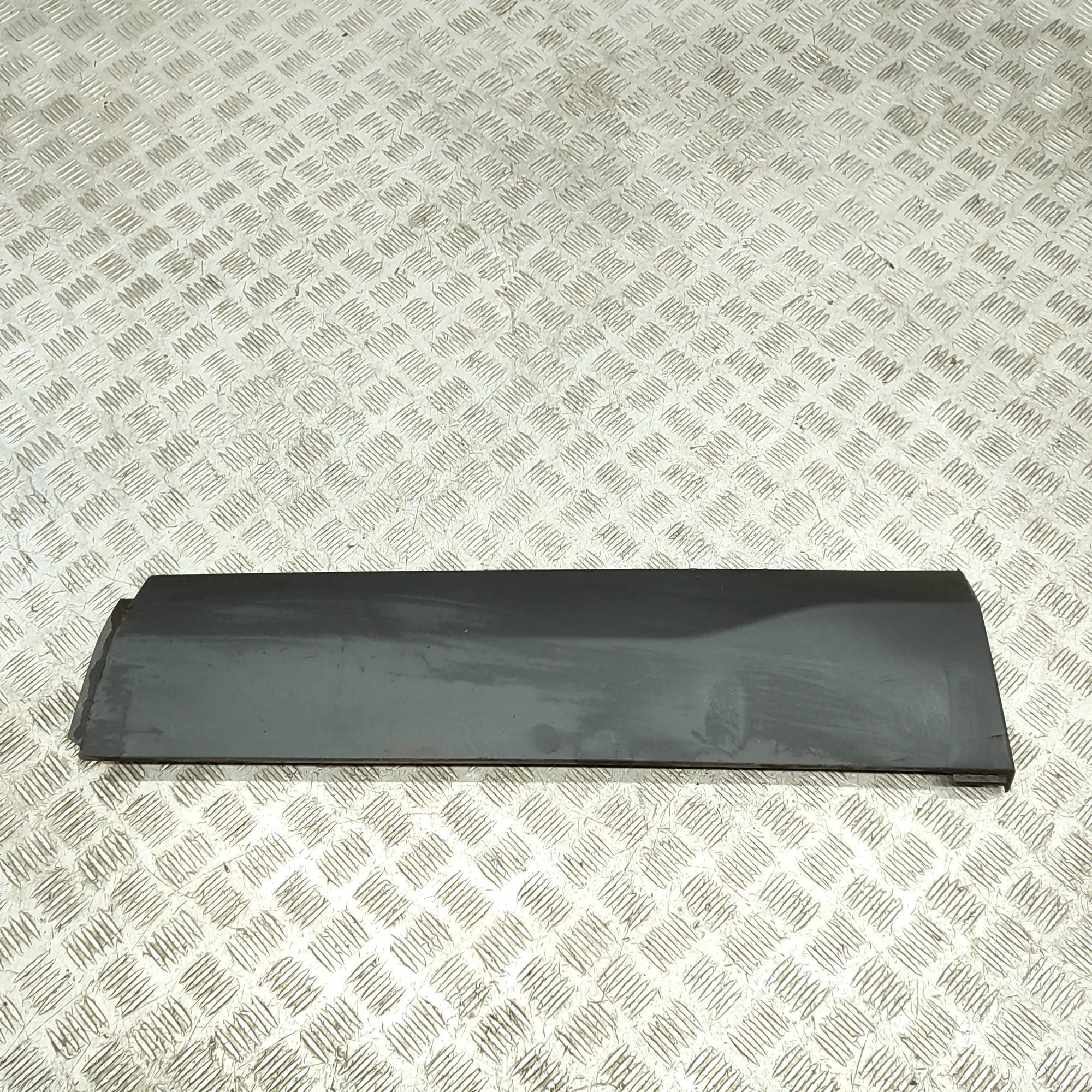 Land Rover Discovery Sport Lower door moulding — rear — right Lower door moulding — rear — right — LAND ROVER...