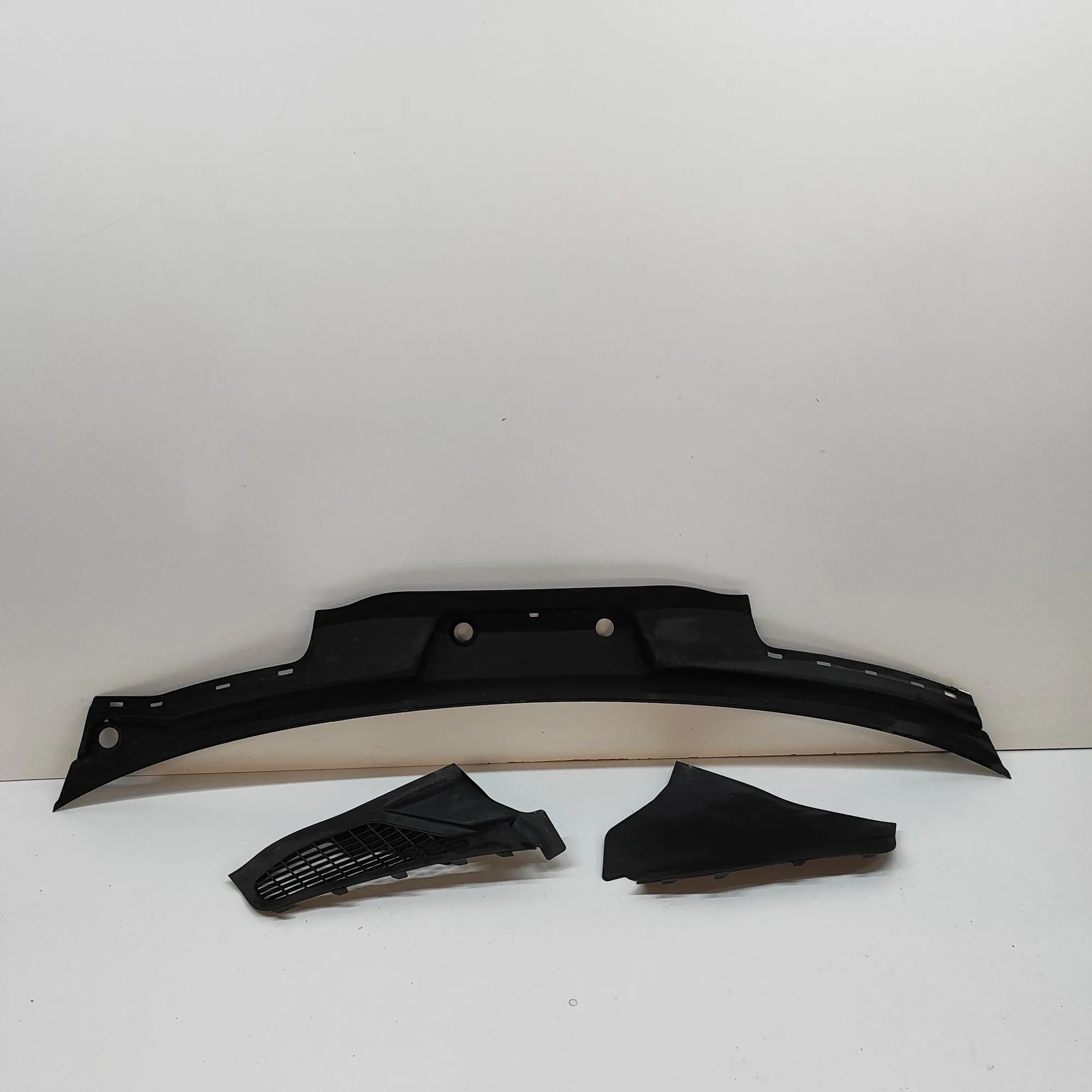 Porsche Cayenne Front Wiper Cowl Trim Front Wiper Cowl Trim — PORSCHE CAYENNE (92A) (...