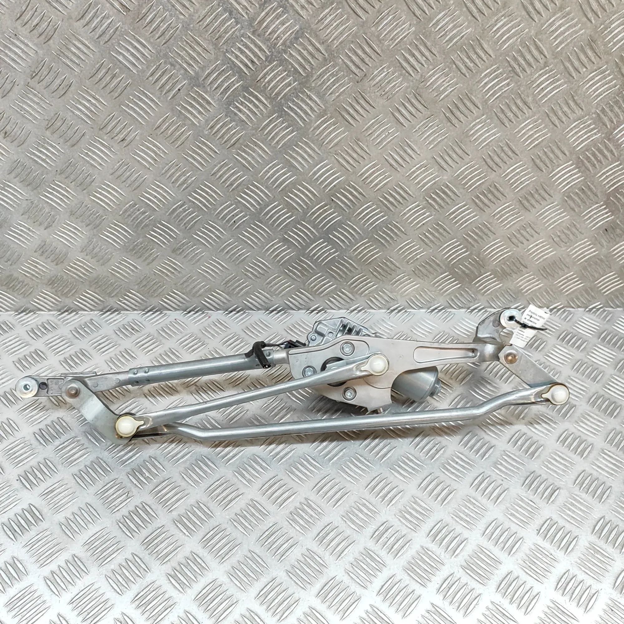 Land Rover Range Rover Sport (L494) Front Windshield Wiper Mechanism Front Windshield Wiper Mechanism — LAND ROVER R...