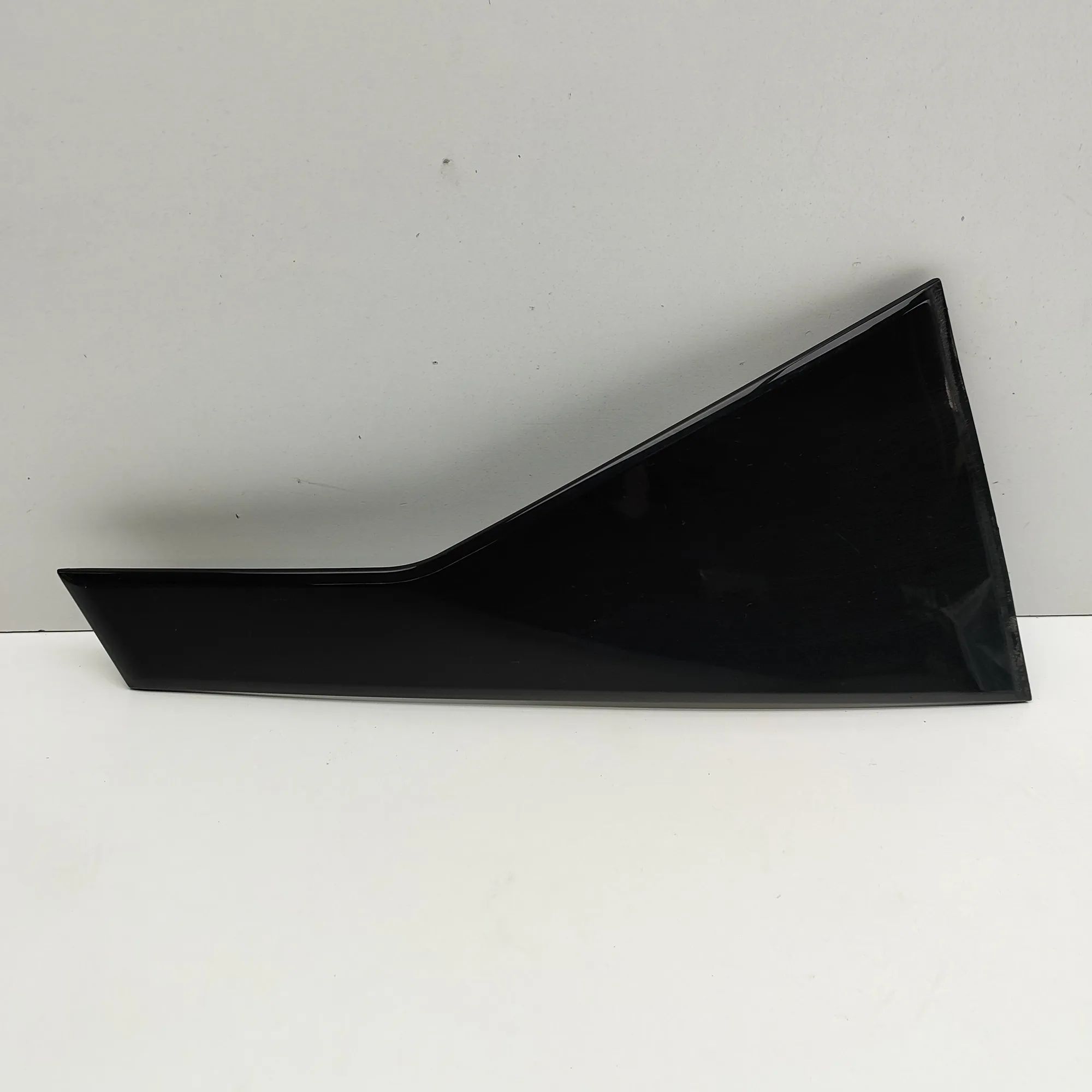 Hyundai Santa Fe Vertical door trim — rear right Vertical door trim — rear right — HYUNDAI SANTA...