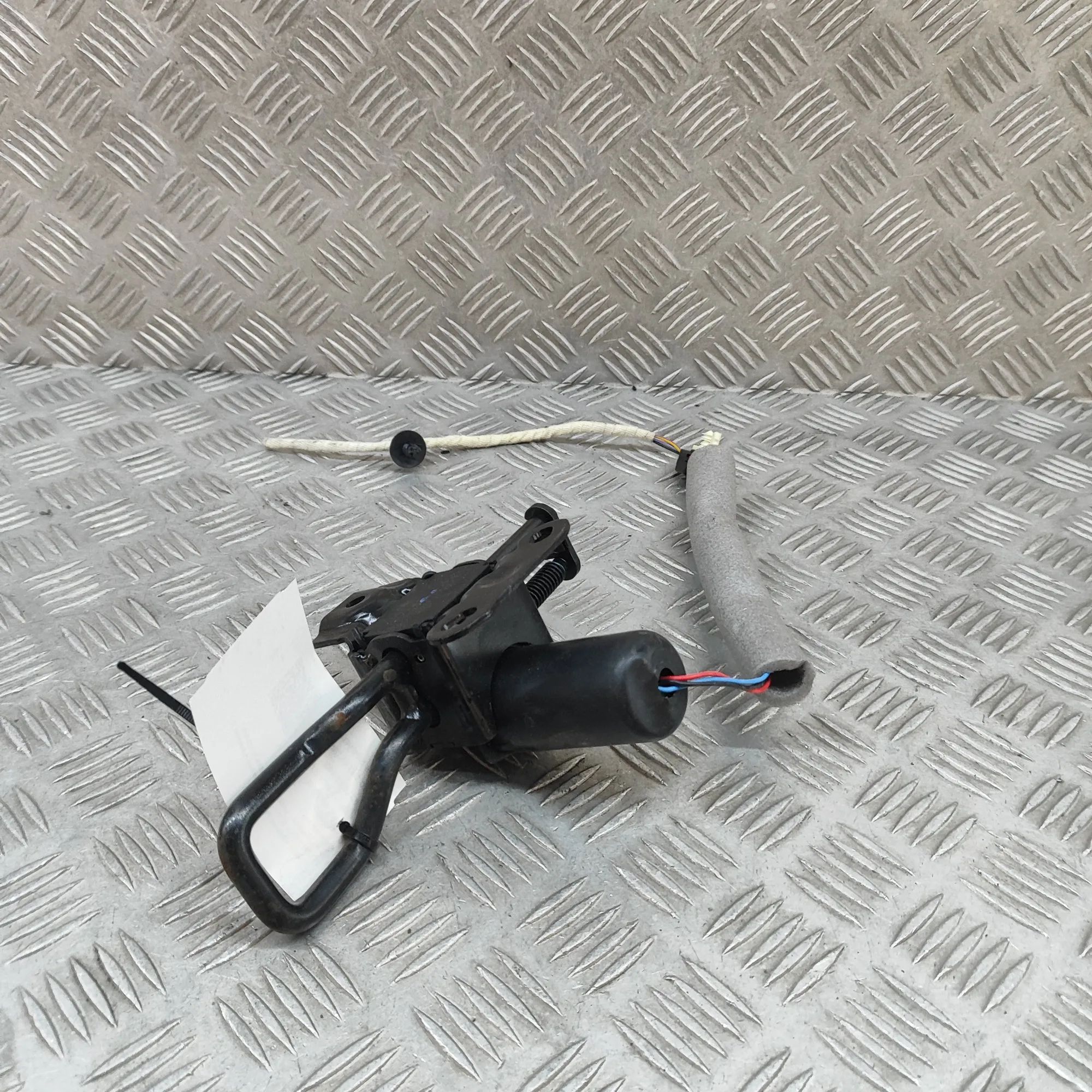 Land Rover Range Rover Velar Rear seat backrest lock Rear seat backrest lock — LAND ROVER RANGE ROVE...
