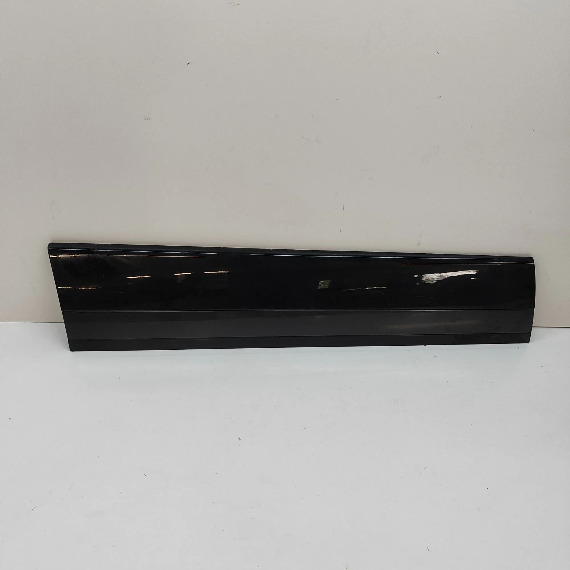 Land Rover Range Rover Velar Front Left Door Lower Molding Front Left Door Lower Molding — LAND ROVER RANG...