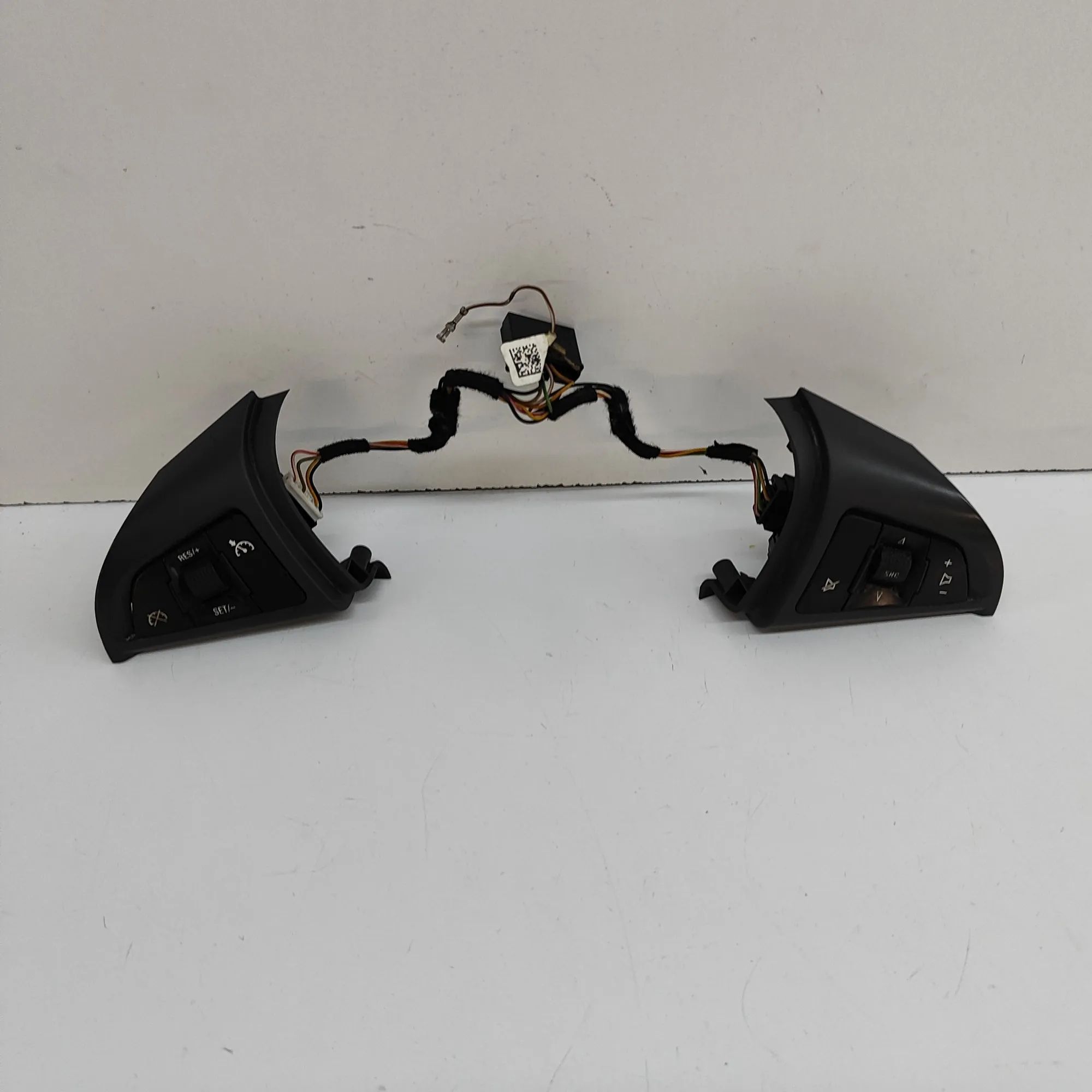 Chevrolet Cruze Steering Wheel Button Switches Steering Wheel Button Switches — CHEVROLET CRUZ...