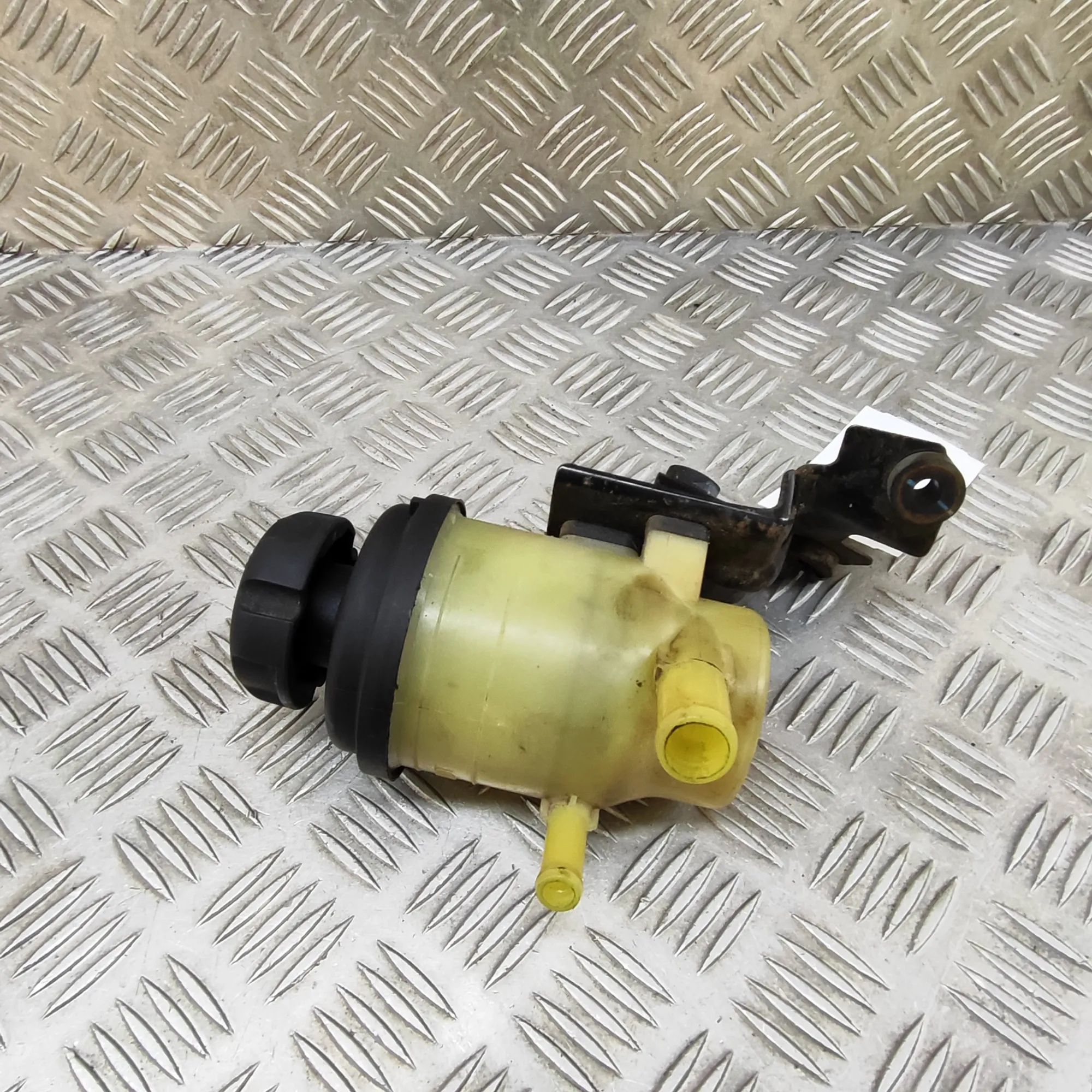 Hyundai H-1 Power Steering Fluid Tank Power Steering Fluid Tank — HYUNDAI H-1 (Cargo ...