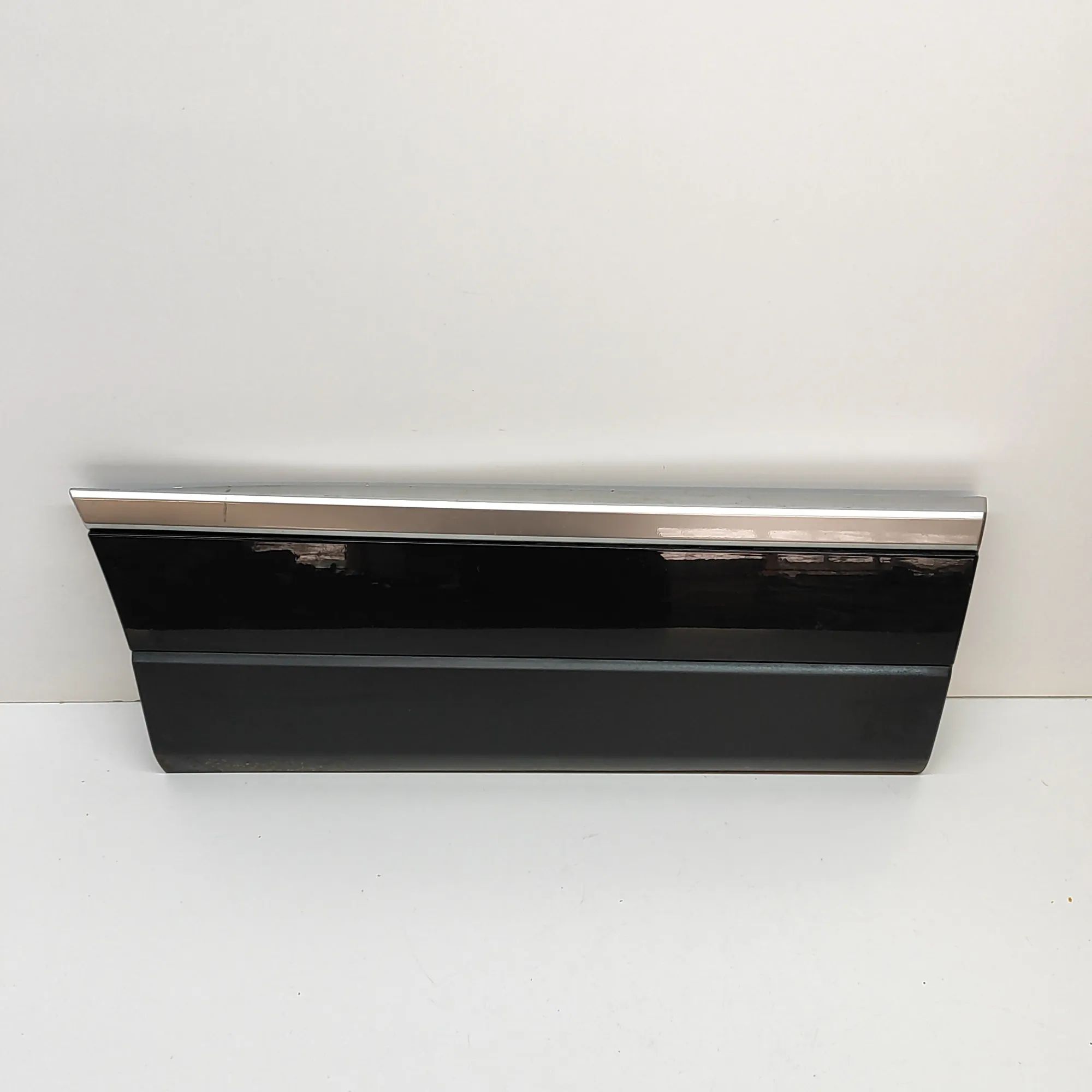 Land Rover Range Rover (L405) Lower door moulding — rear — right Lower door moulding — rear — right — LAND ROVER...