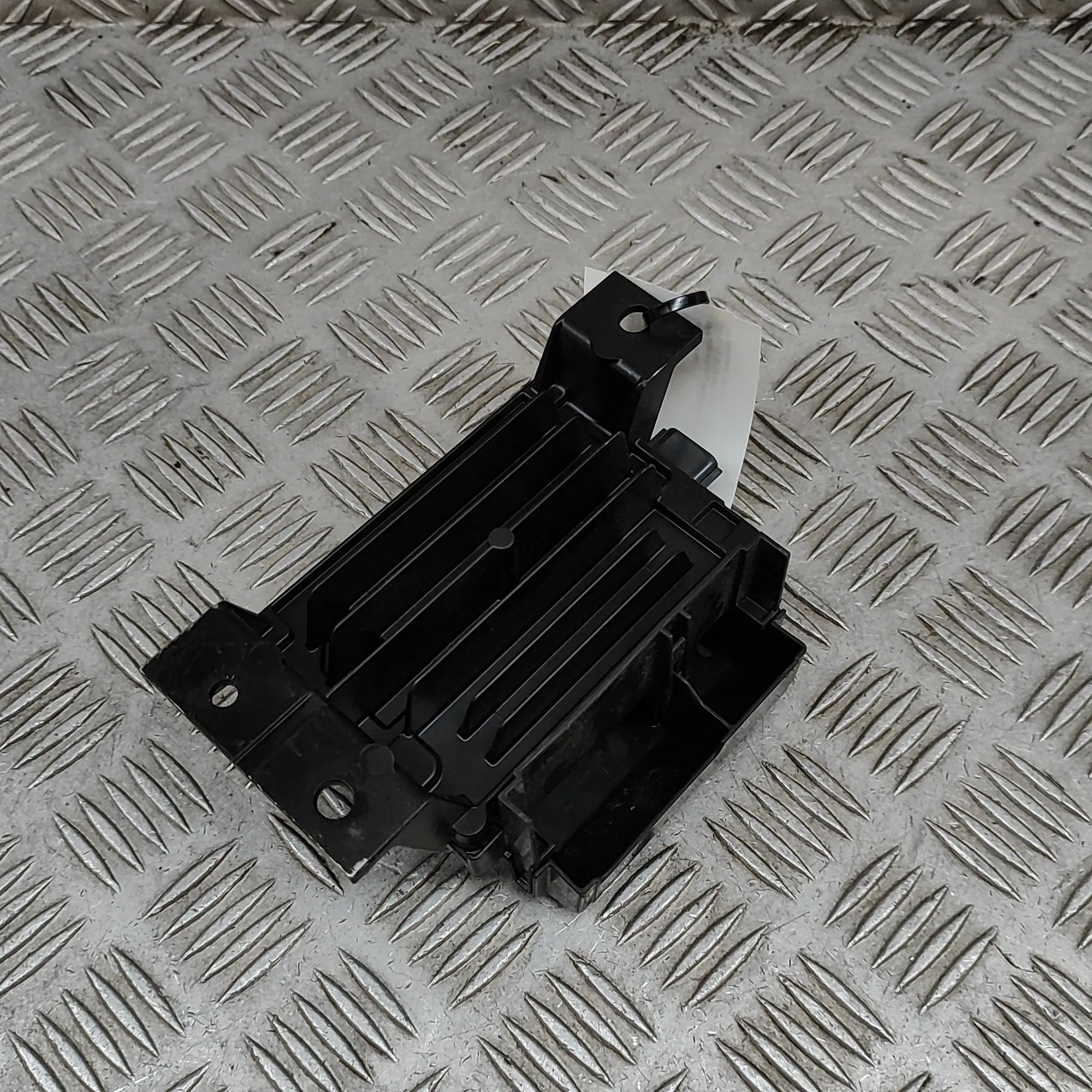Nissan Juke Power Distribution Unit Power distribution unit — NISSAN JUKE (F15) (20...