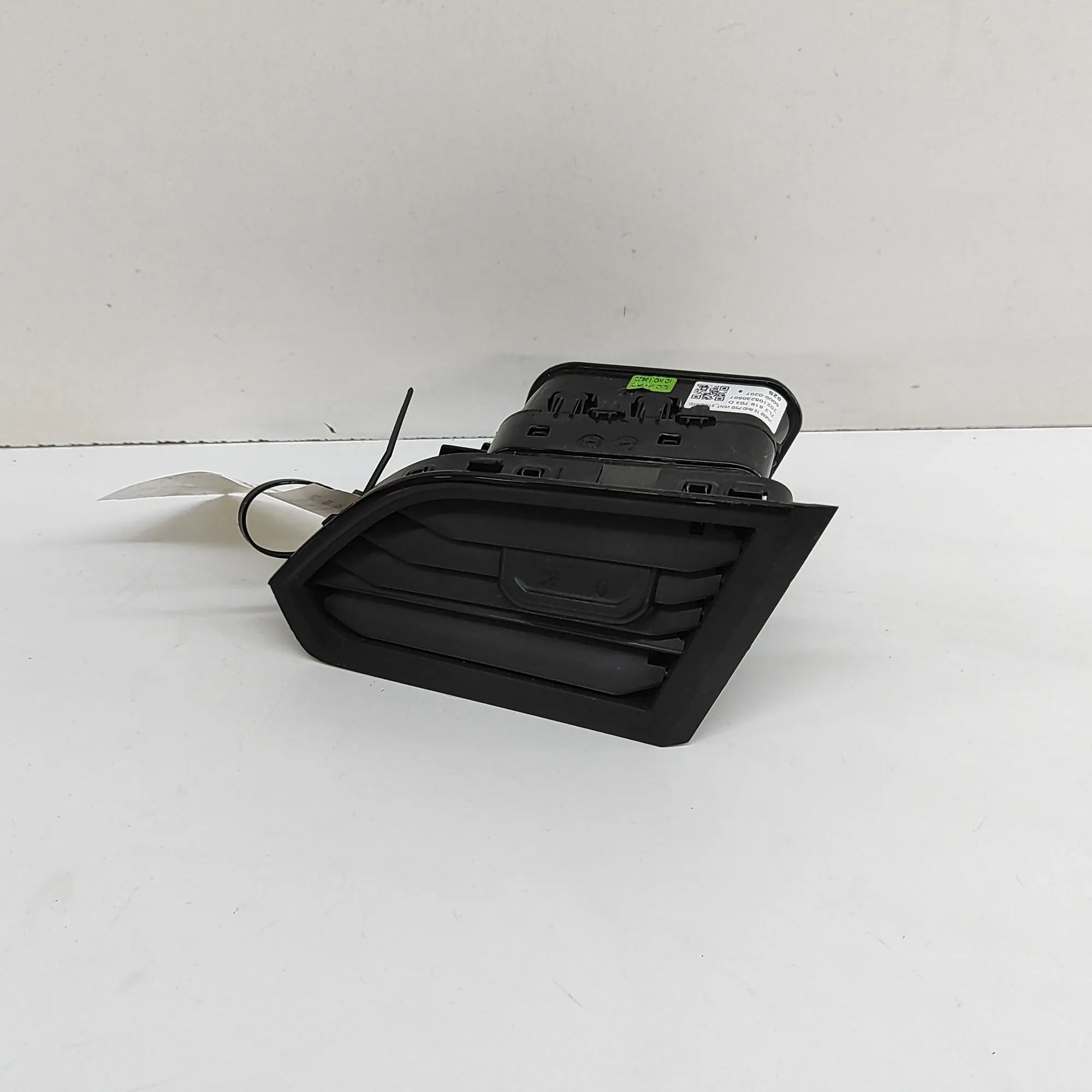 Volkswagen Transporter (T6, Caravelle, Multivan) Dashboard Air Vents Dashboard Air Vents — VW TRANSPORTER (VI T6 Van...