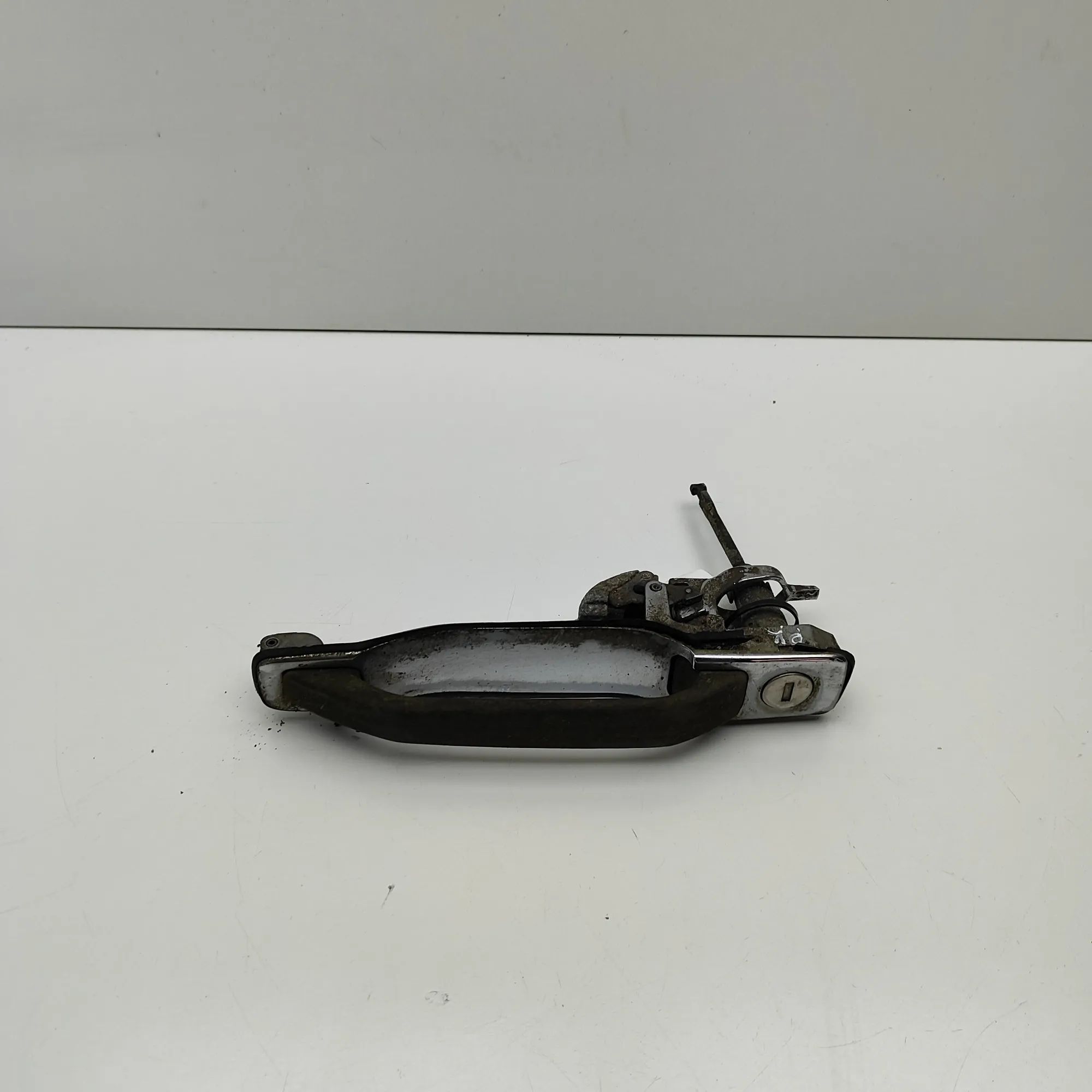 Mercedes-Benz 200 - 300 (W123) Exterior door handle — front left Exterior door handle — front left — MERCEDES BE...