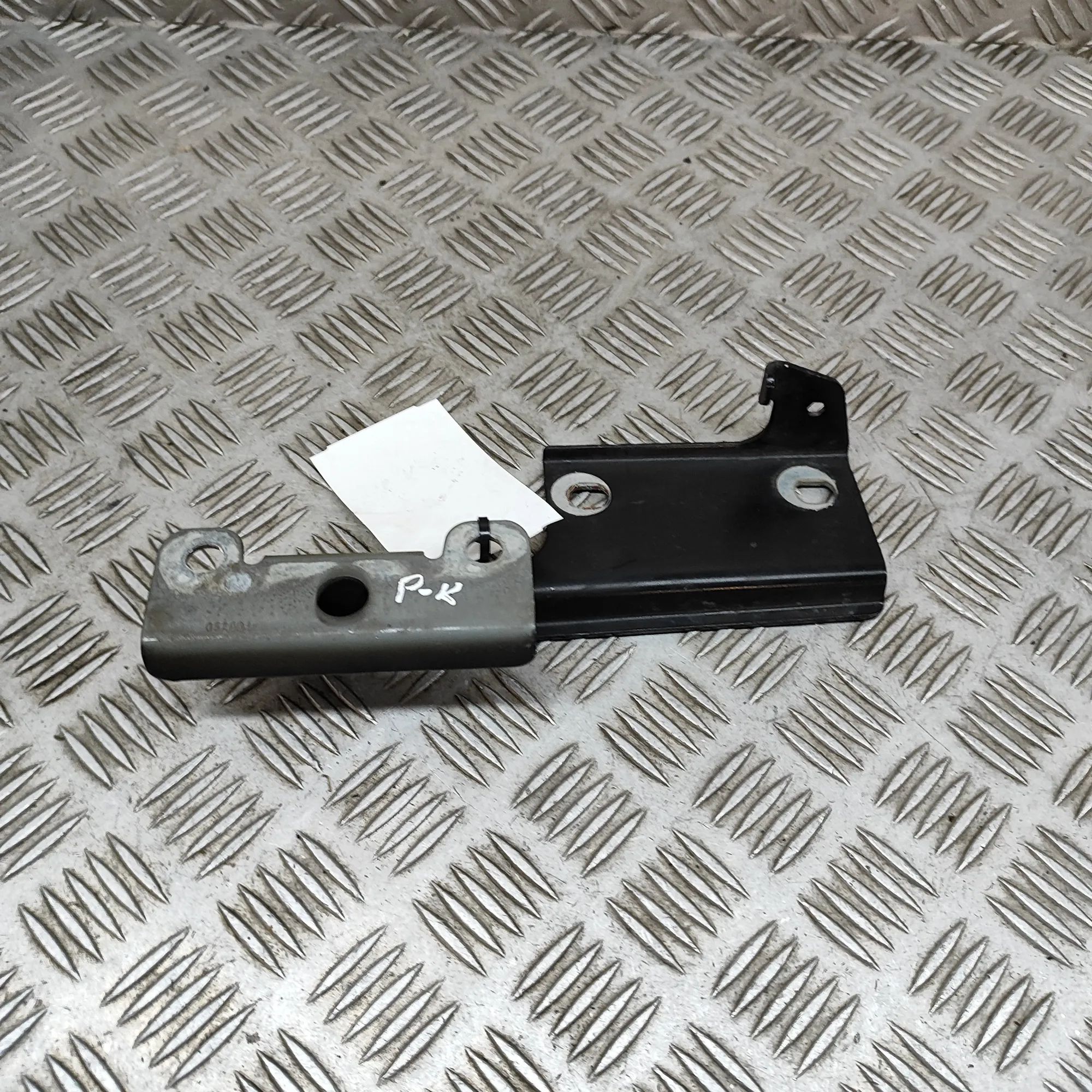 Chevrolet TrailBlazer Bonnet hinge — front left Bonnet hinge — front left — CHEVROLET TRAILBLAZ...