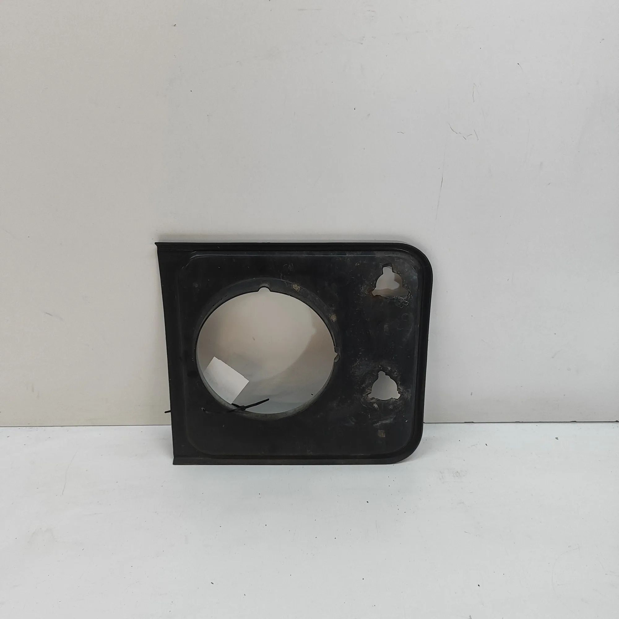 Land Rover Defender Headlight trim — front right Headlight trim — front right — LAND ROVER DEFEN...