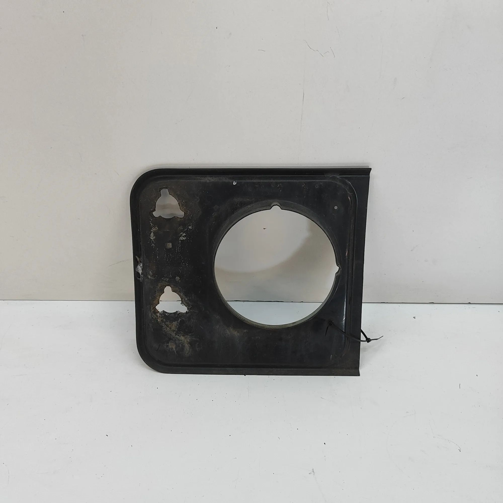 Land Rover Defender Headlight trim — front left Headlight trim — front left — LAND ROVER DEFEND...