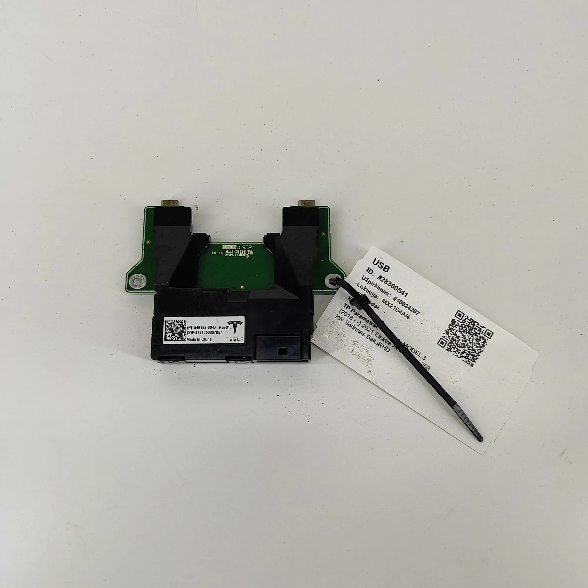 Tesla Model 3 USB USB — TESLA MODEL 3 (2018-...) — 1546129-00-D

...