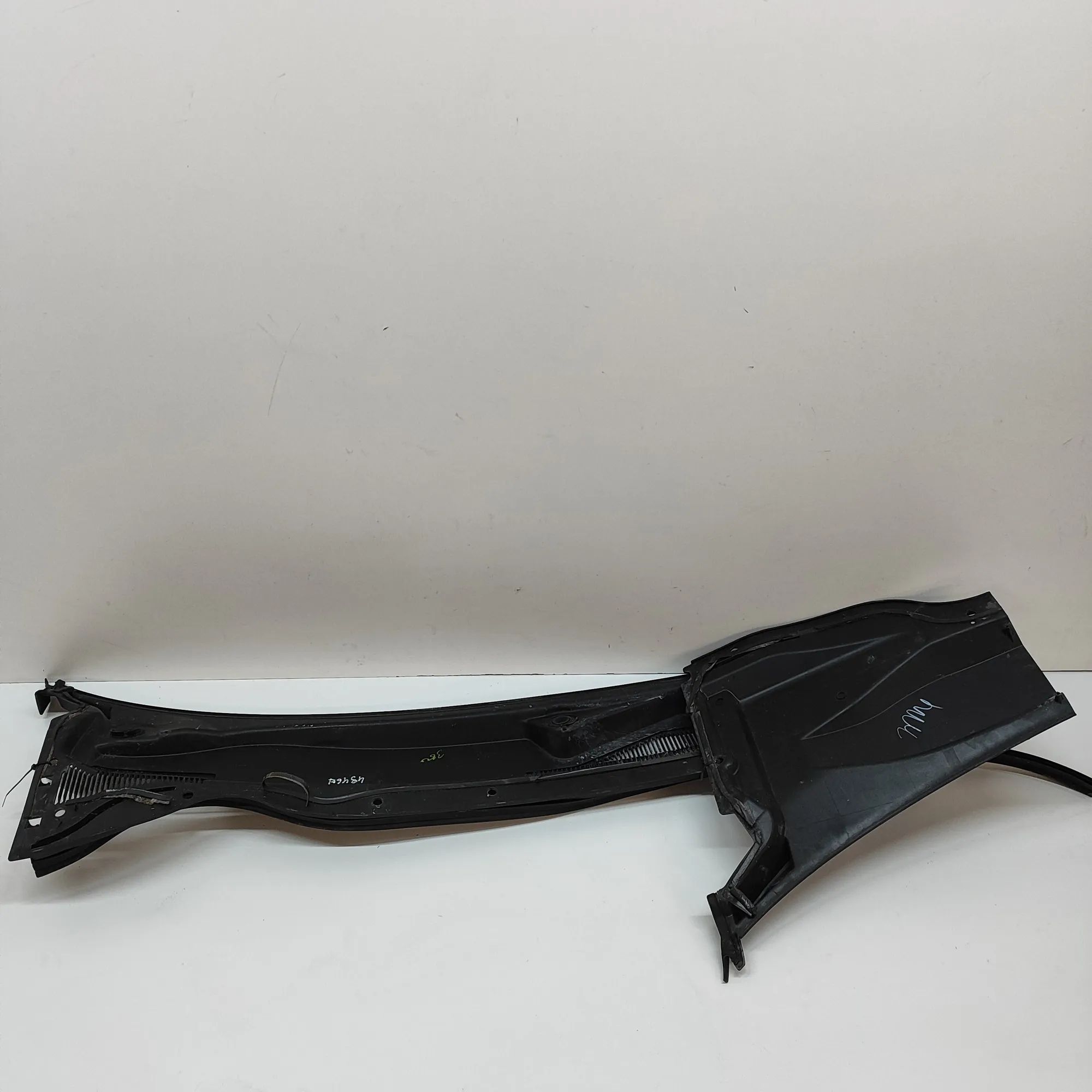 Chevrolet Camaro Front Wiper Cowl Trim Front Wiper Cowl Trim — CHEVROLET CAMARO (2009-...