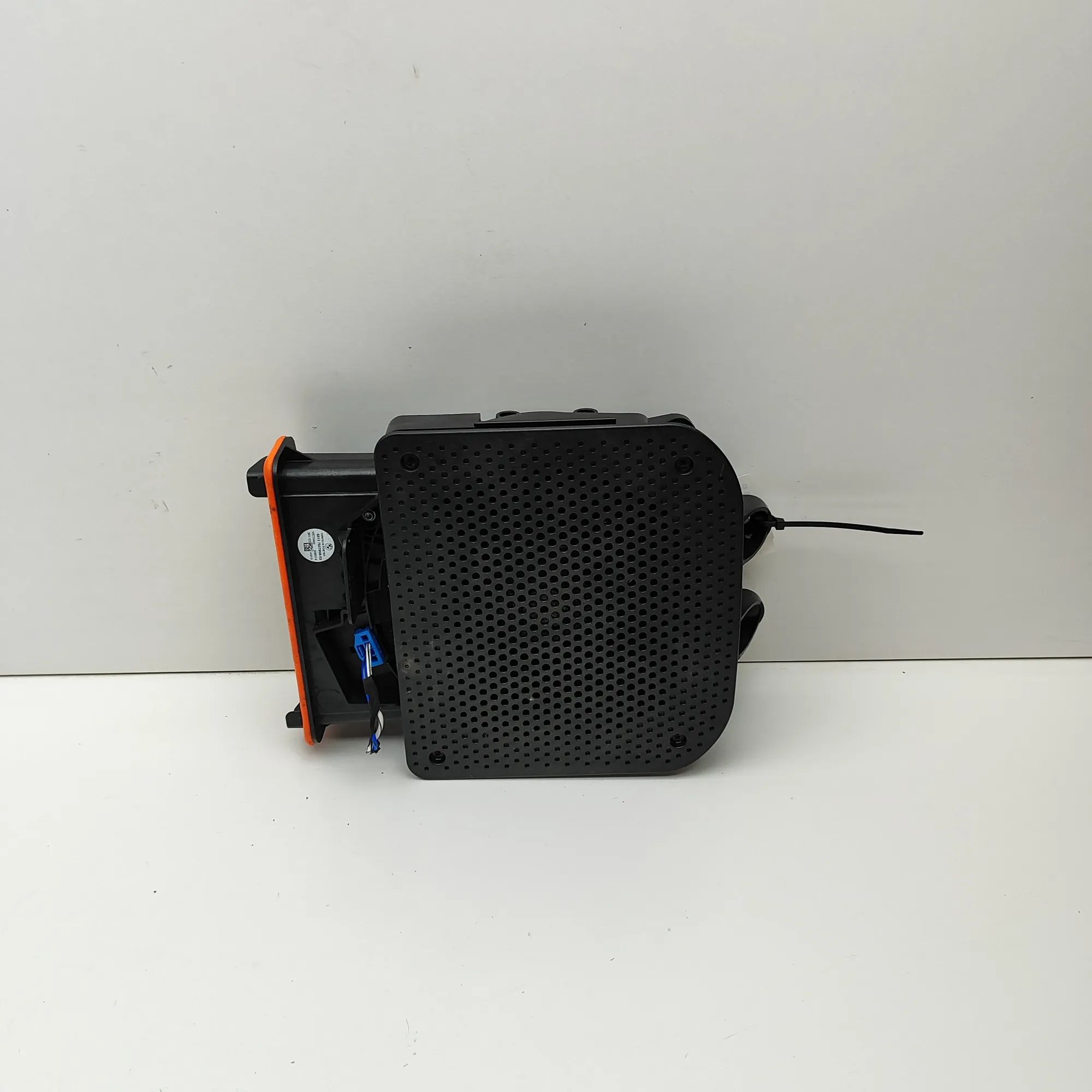 BMW 2 (F44) Floor subwoofer — right Floor subwoofer — right — BMW 2 SERIES (Gran Co...