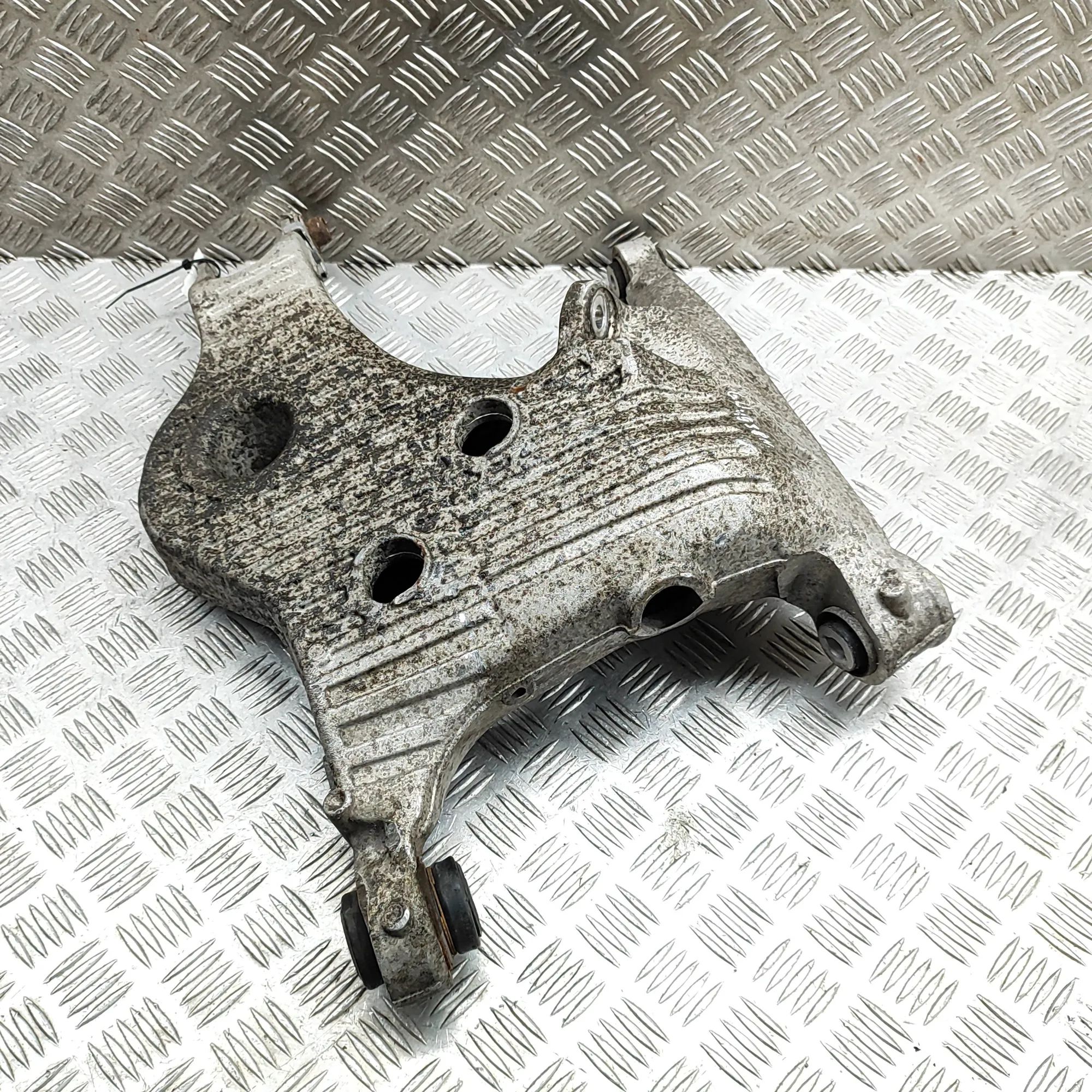Land Rover Range Rover Sport (L494) Rear Right Lower Control Arm Rear Right Lower Control Arm — LAND ROVER RANGE...