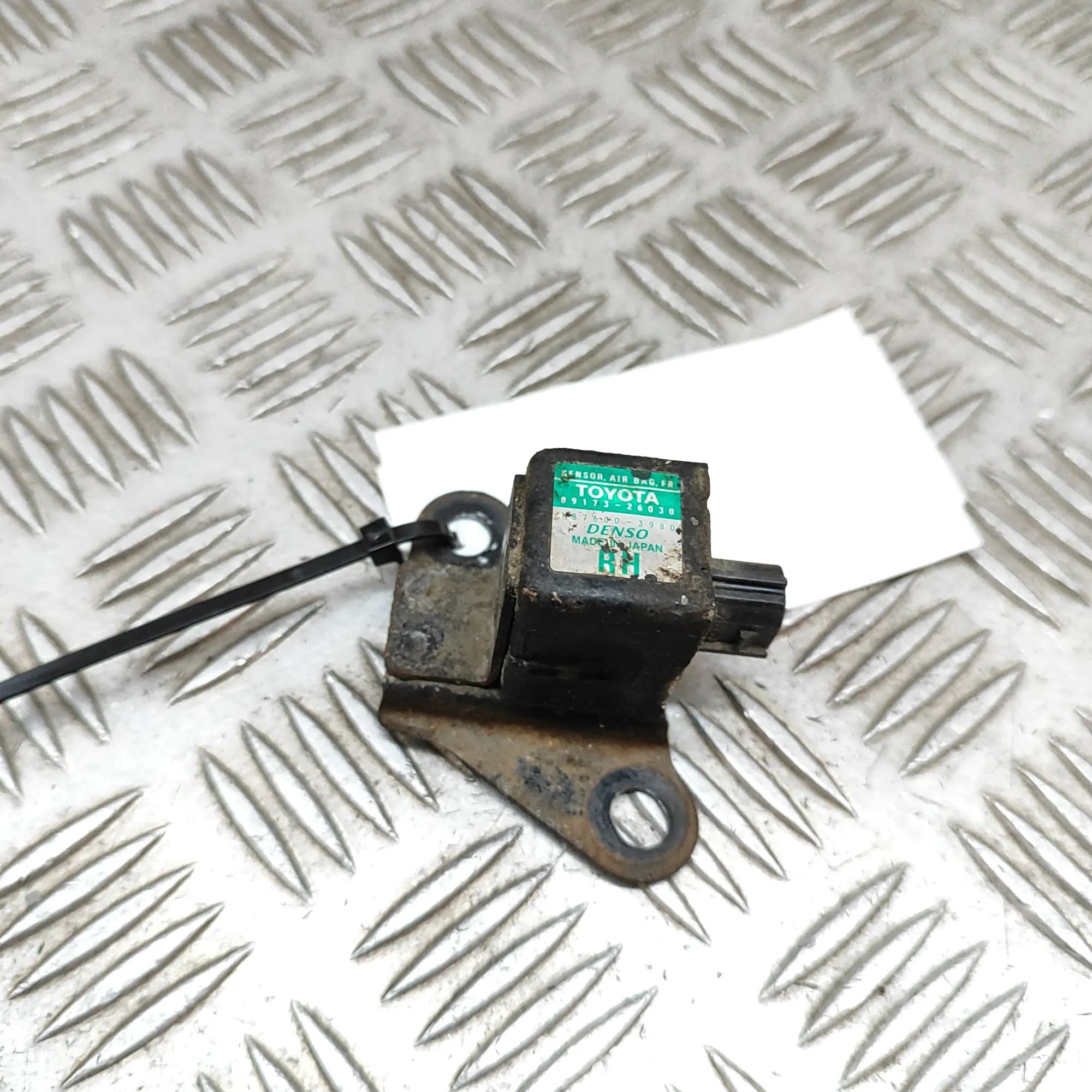 Toyota Hiace (H100) Impact sensor — front right Impact sensor — front right — TOYOTA HIACE (IV ...