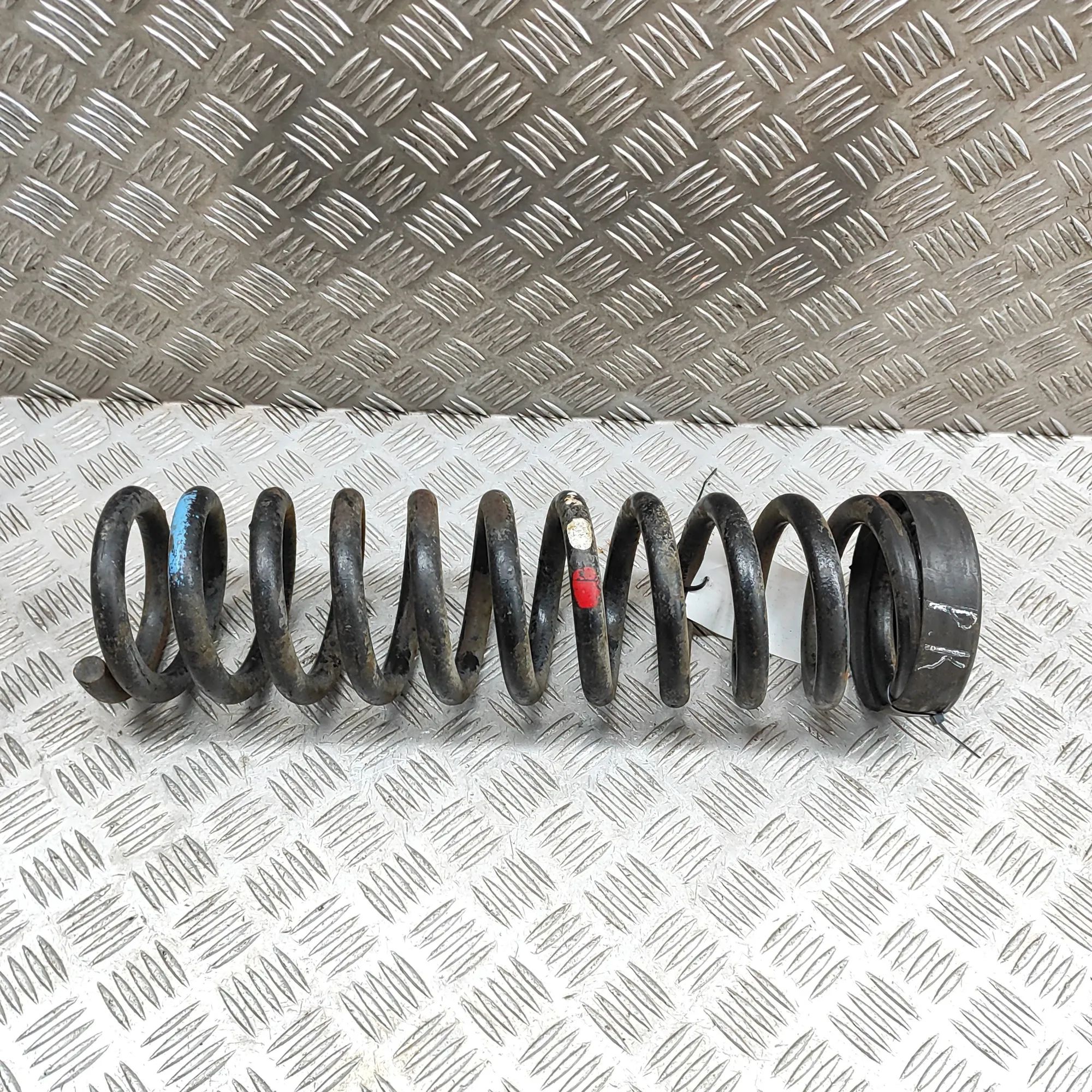 Mercedes-Benz 200 - 300 (W123) Coil spring — front left Coil spring — front left — MERCEDES BENZ S-CLAS...