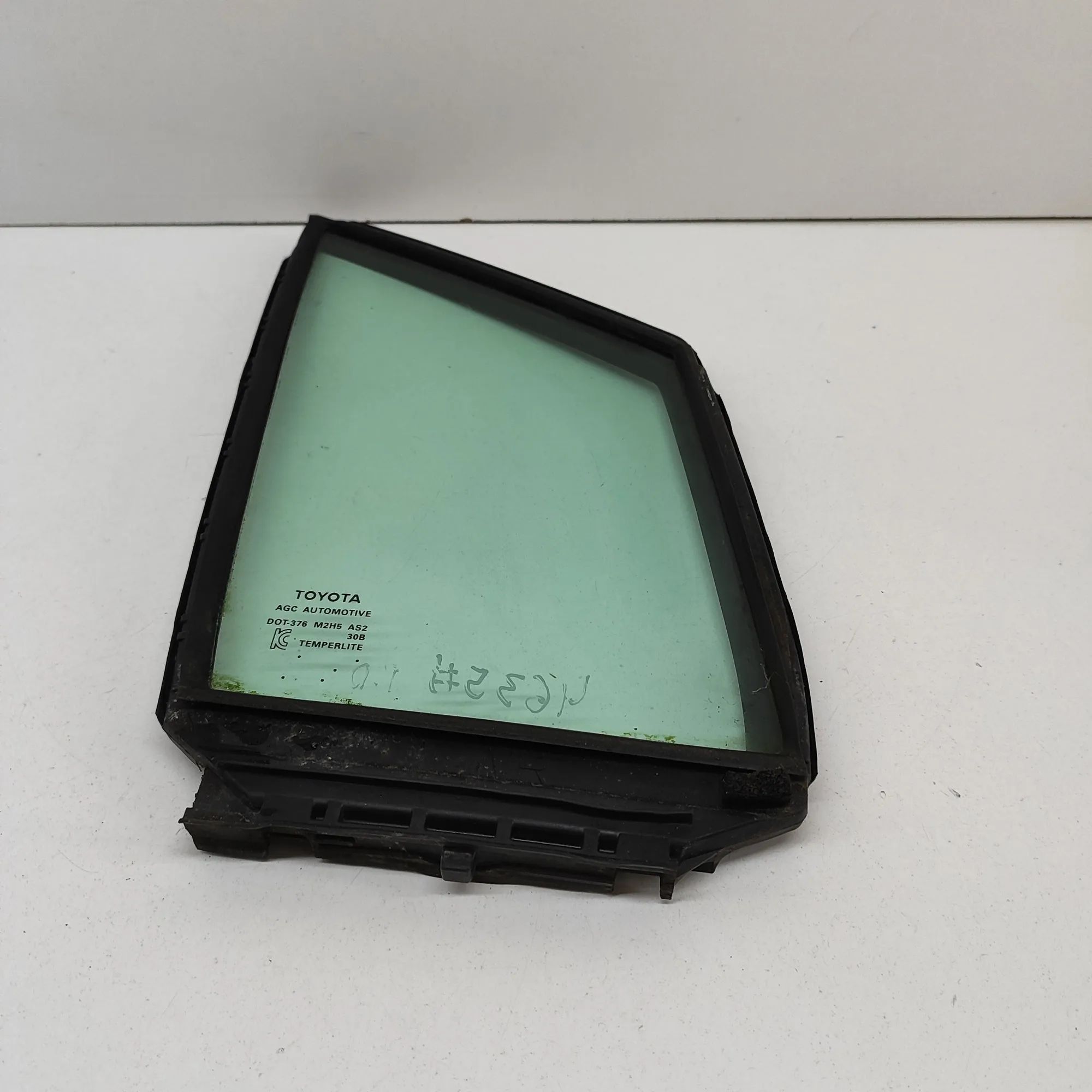 Toyota Sienna Door quarter window — front right Door quarter window — front right — TOYOTA SIEN...