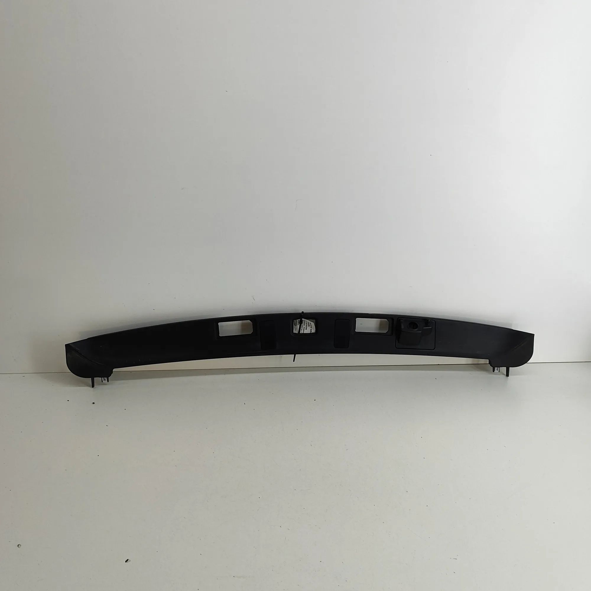Land Rover Range Rover Velar Number-plate light holder trim Number-plate light holder trim — LAND ROVER RAN...