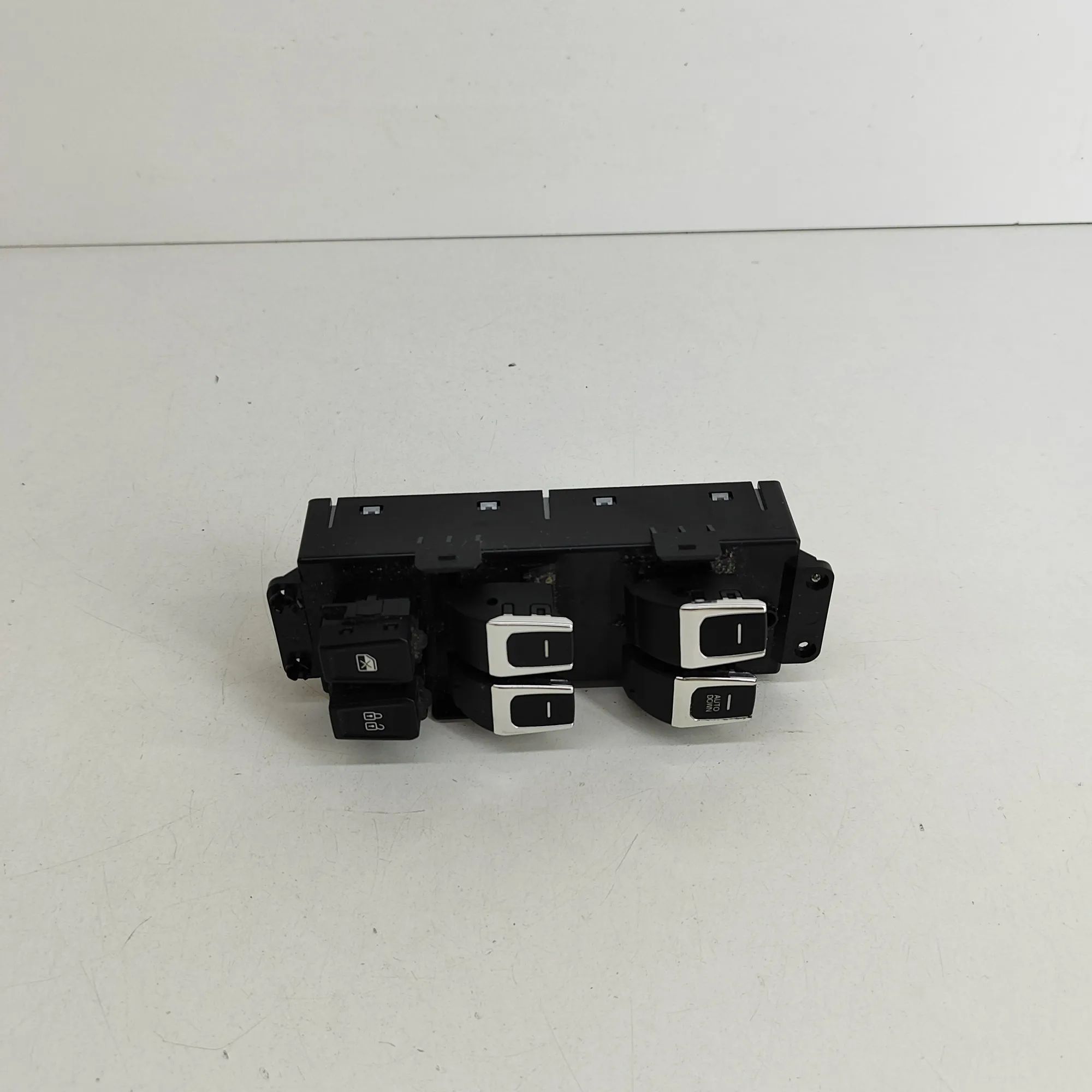 Ssangyong Korando Door window switch — front right Door window switch — front right — SSANGYONG KO...