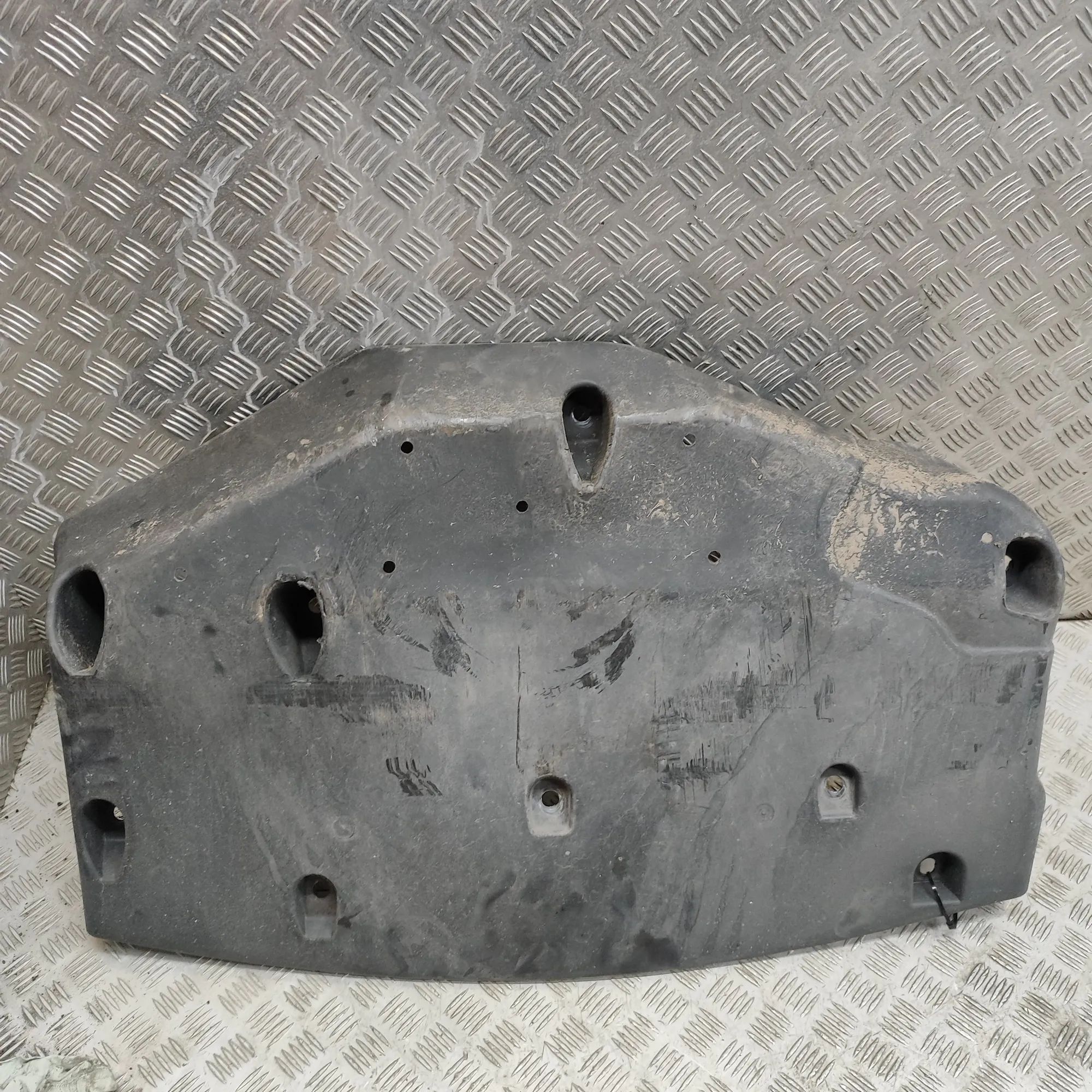 Maserati Ghibli Rear Middle Underbody Cover Rear Middle Underbody Cover — MASERATI GHIBLI (...
