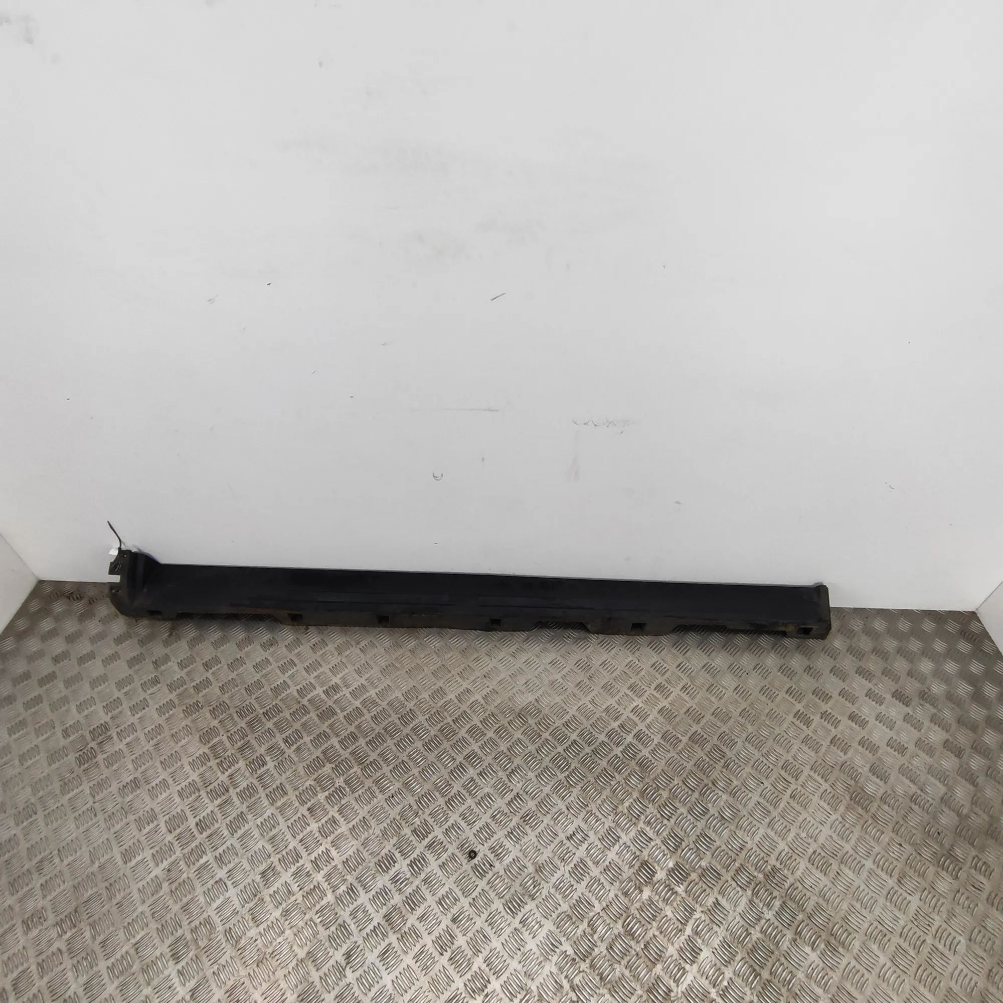 Land Rover Discovery Sport Left Side Plastic Sideskirt Cover Left Side Plastic Sideskirt Cover — LAND ROVER ...