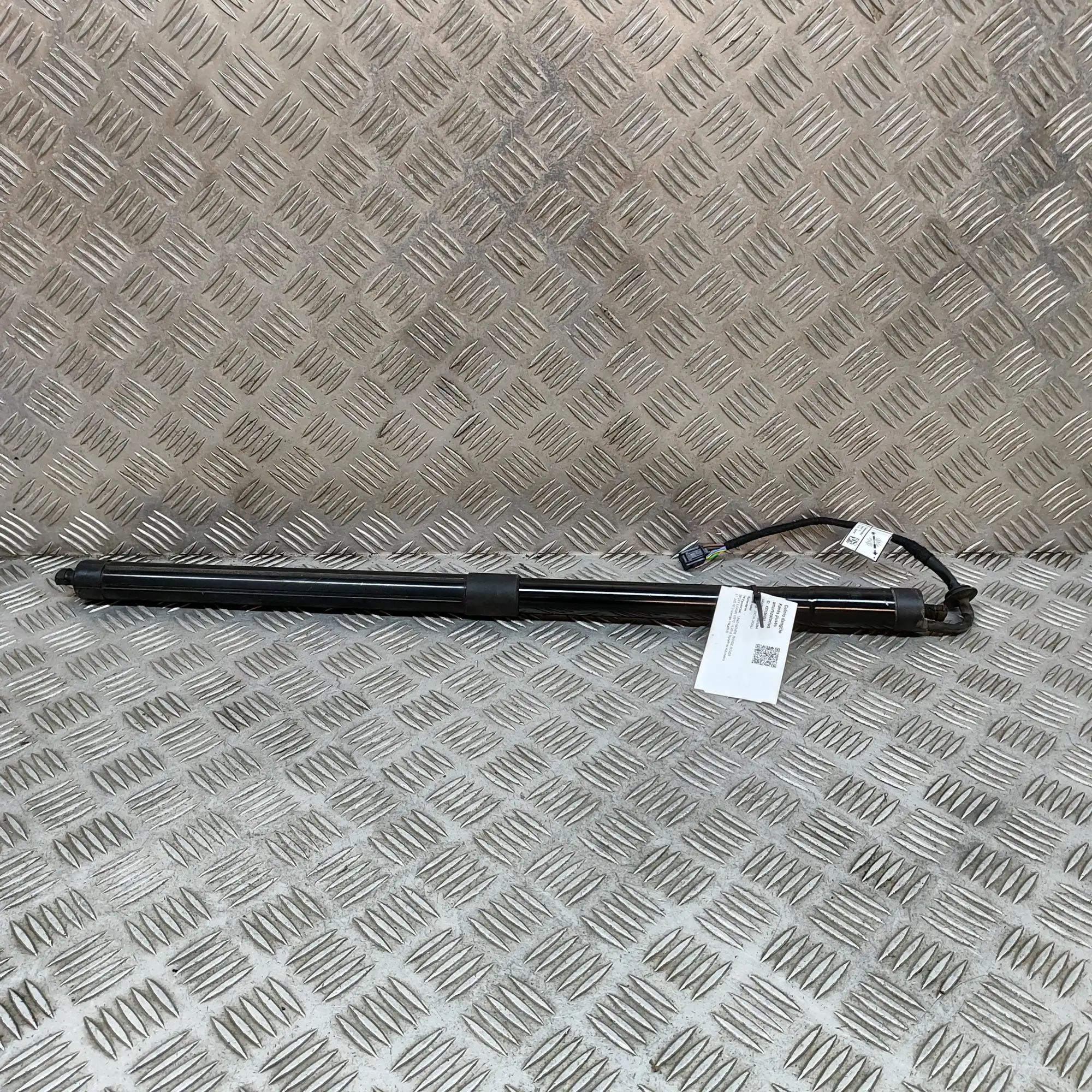 Land Rover Range Rover Sport (L494) Left Side Tailgate Gas Strut Left Side Tailgate Gas Strut — LAND ROVER RANGE...