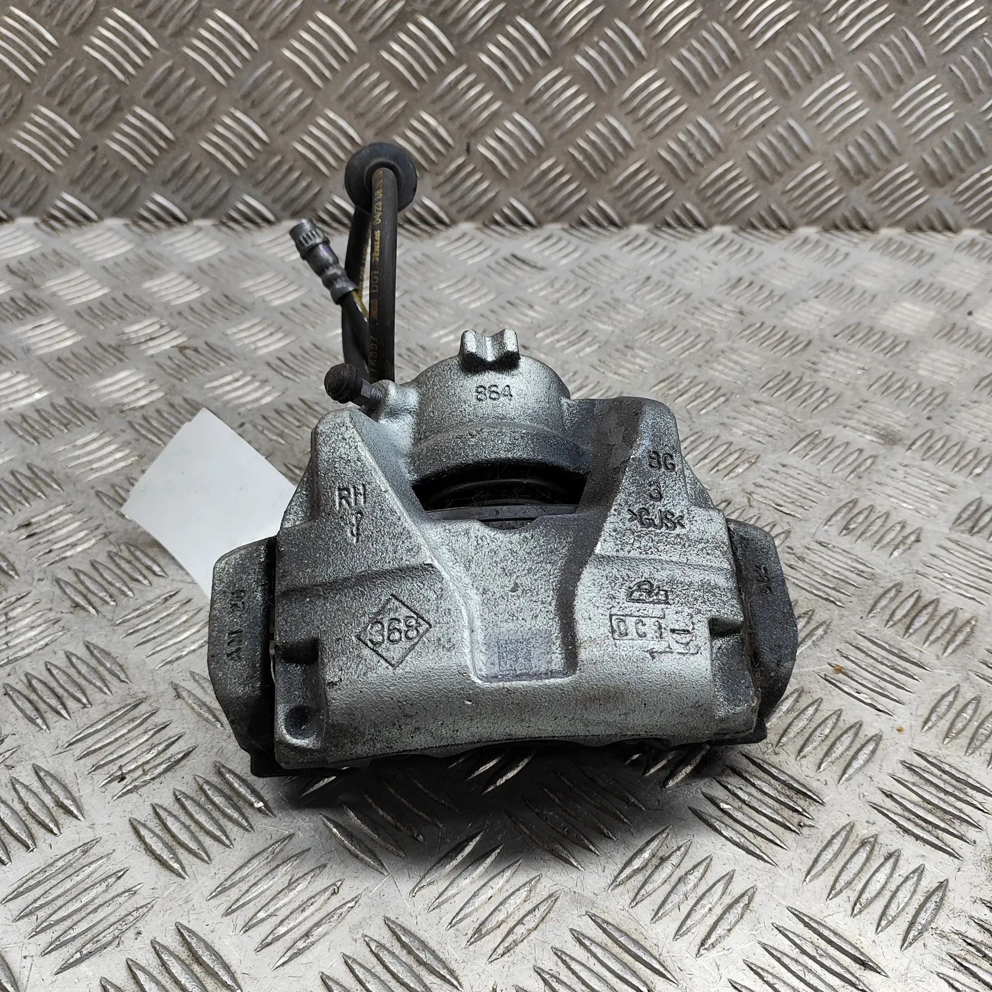 Nissan Juke Brake caliper — front right Brake caliper — front right — NISSAN JUKE (F16)...