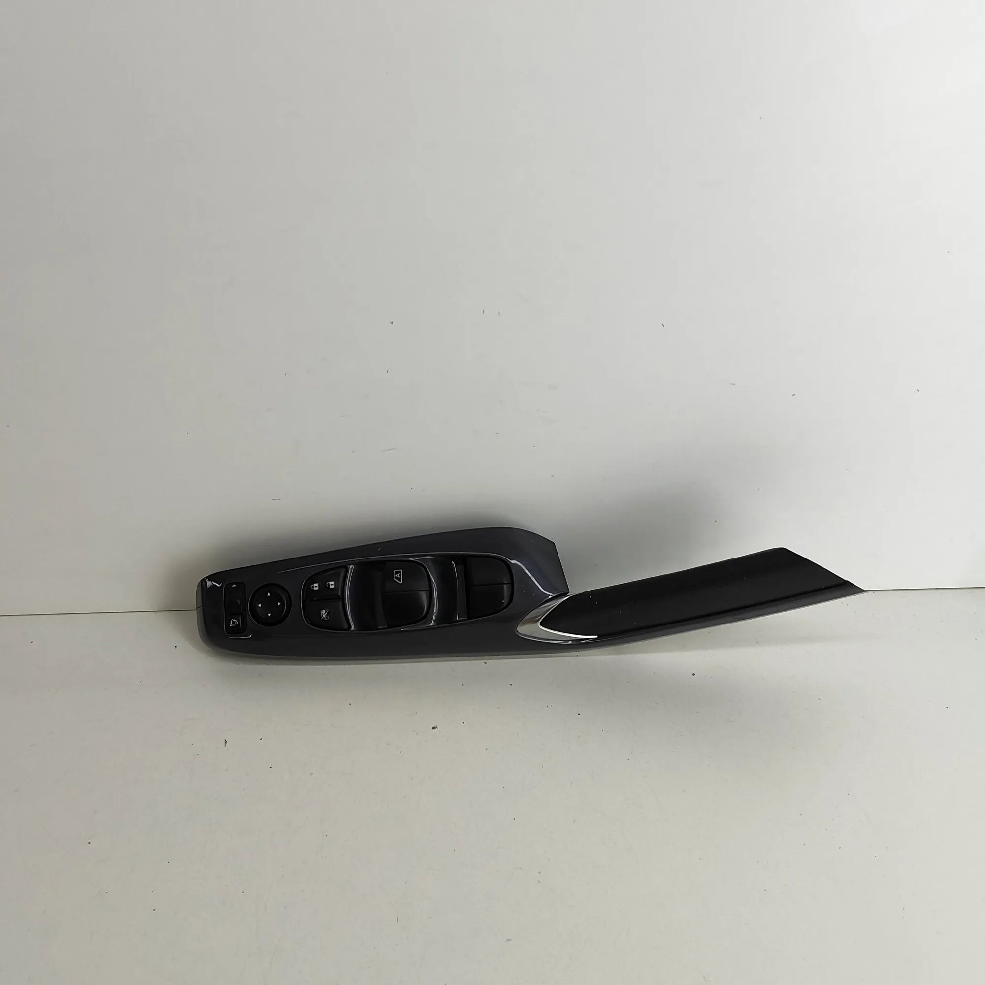 Nissan Juke Door window switch — front right Door window switch — front right — NISSAN JUKE ...