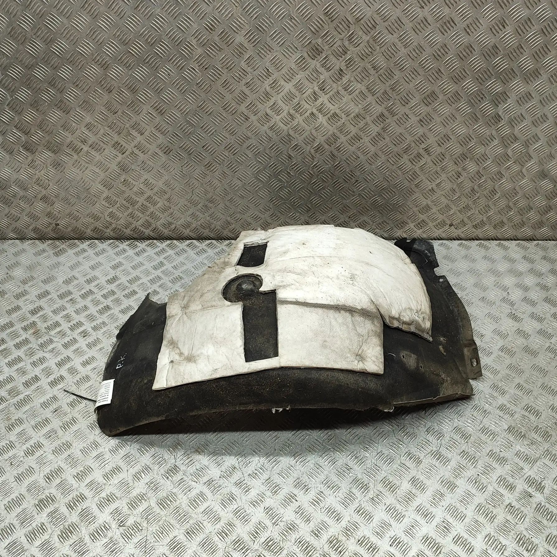 Land Rover Discovery Wheel arch liner — front — left — rear section Wheel arch liner — front — left — rear section ...