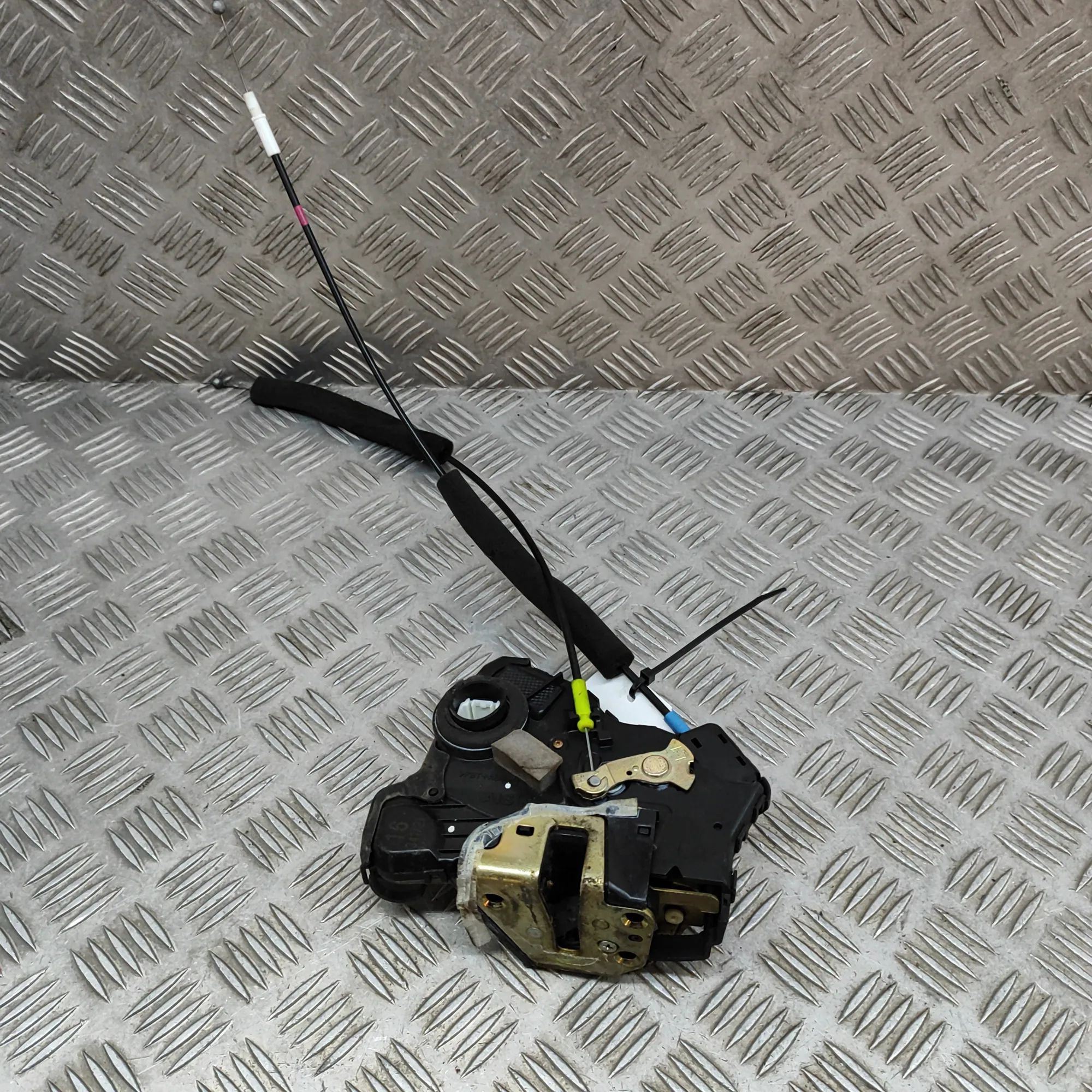Toyota Land Cruiser 100 Door lock — front left Door lock — front left — TOYOTA LAND CRUISER (1...