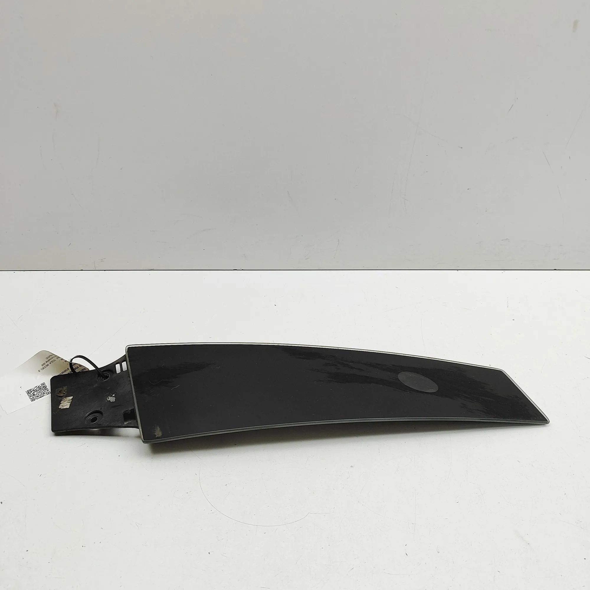Tesla Model S Exterior B-pillar trim — left Exterior B-pillar trim — left — TESLA MODEL S (...