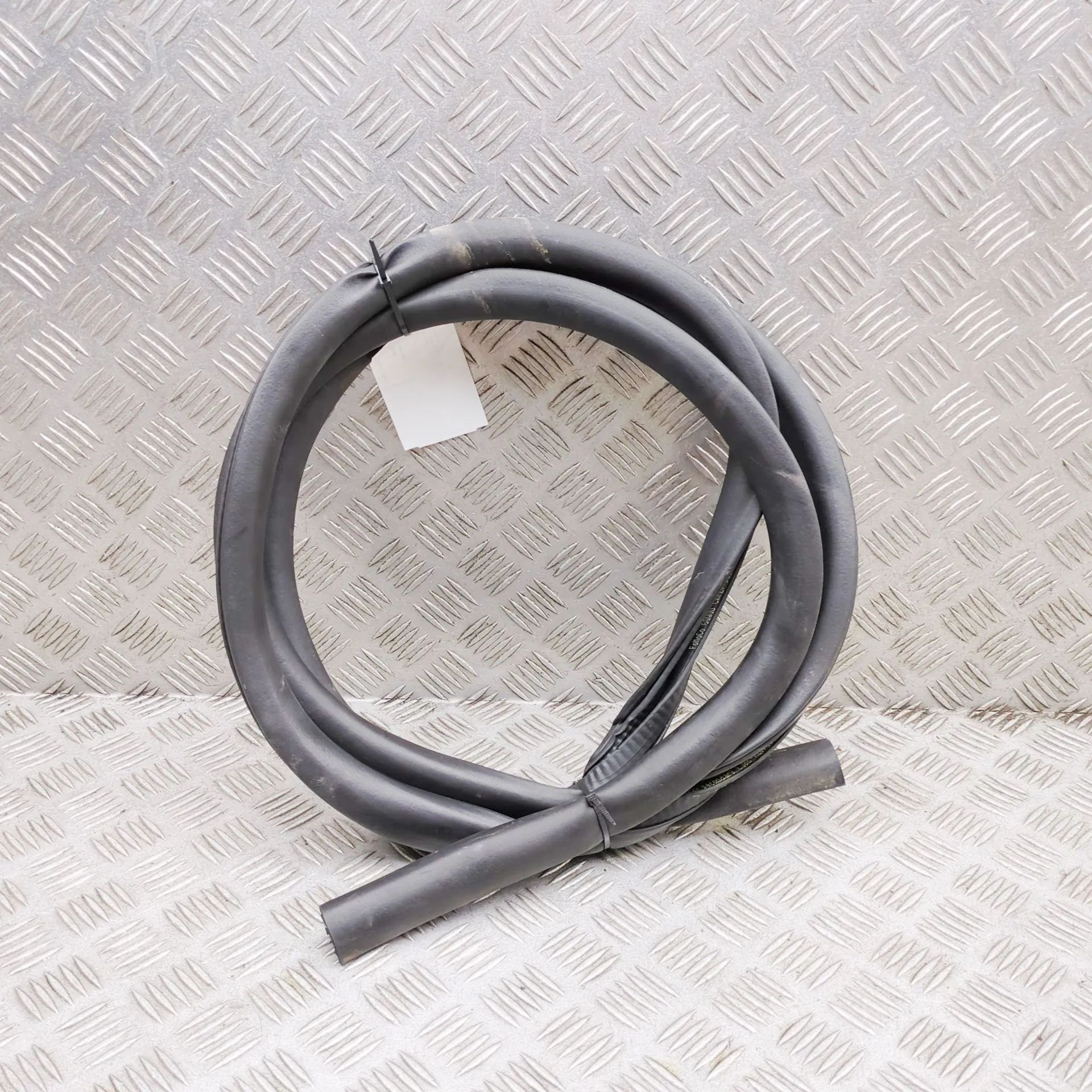 Door rubber seal — front right Brand/Model: FORD USA MUSTANG
Year: 2024
Gearbo...