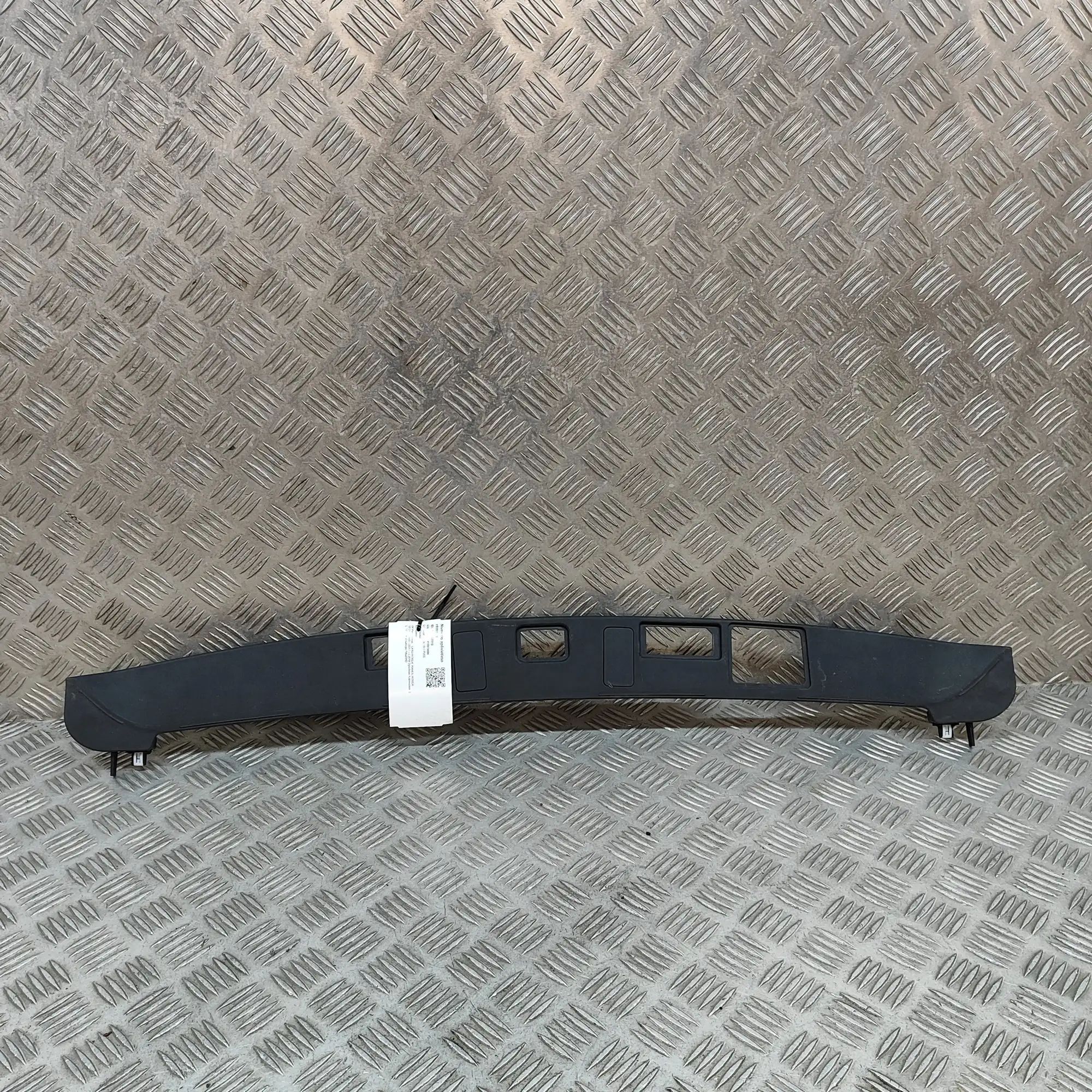 Land Rover Range Rover Velar Number-plate light holder trim Number-plate light holder trim — LAND ROVER RAN...