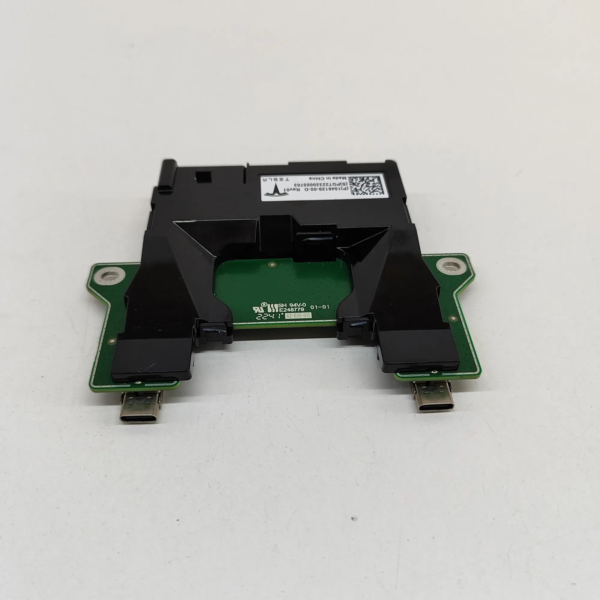 Tesla Model 3 USB USB — TESLA MODEL 3 (2018-...) — 1546129-00-D

...