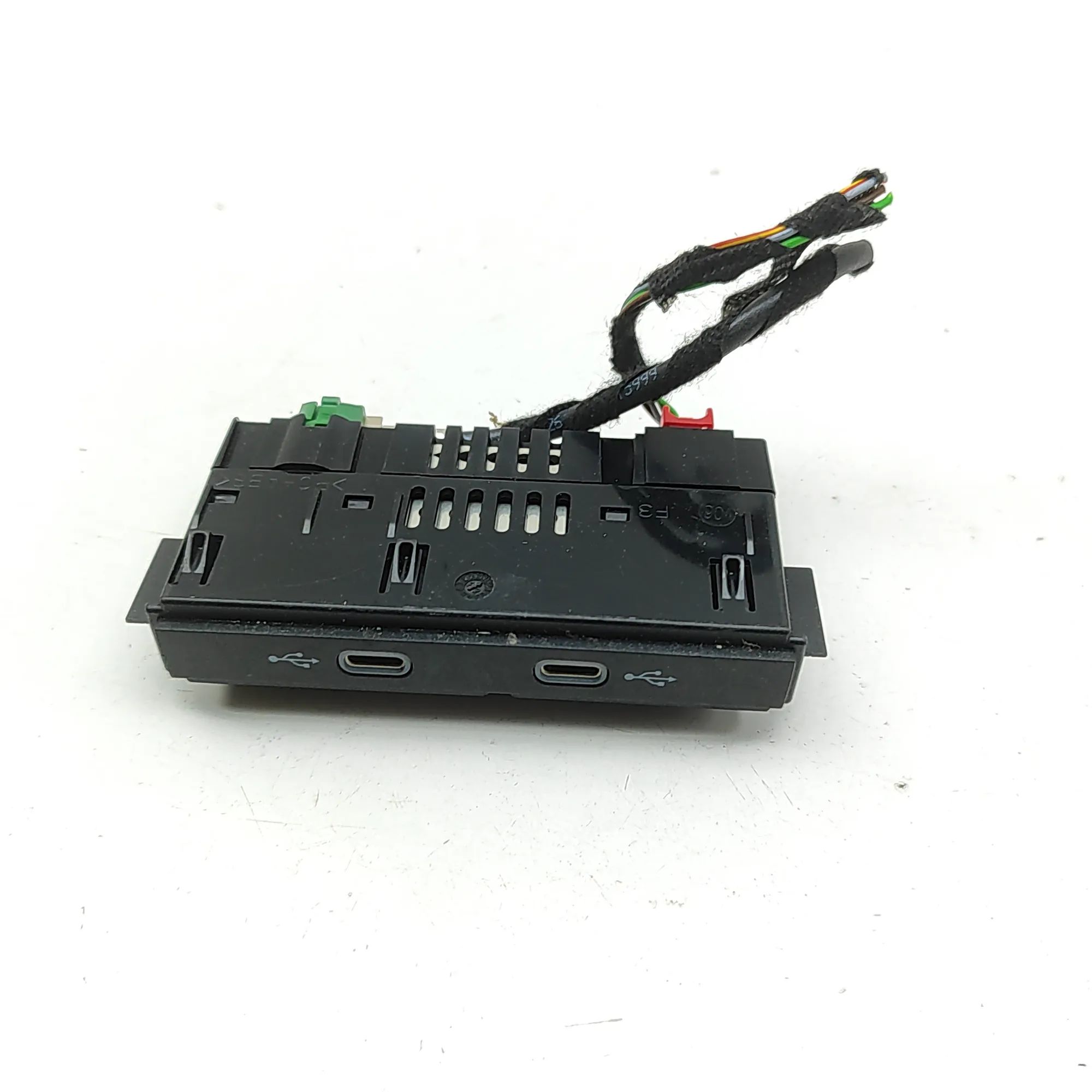 Audi Q4 e-tron USB USB — AUDI Q4 (SUV F4B) (2020-...) — 89A035736
...