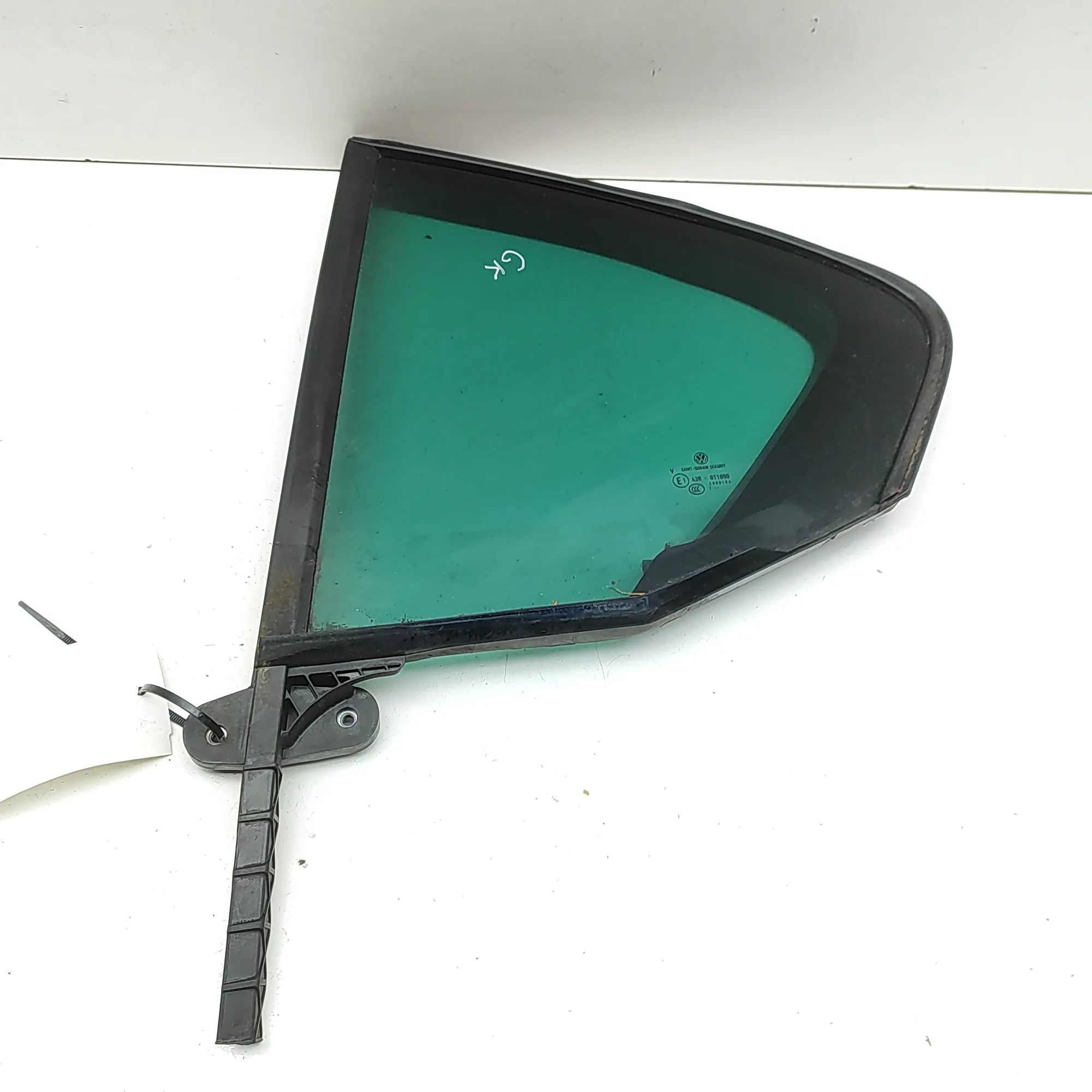 Volkswagen Passat (B8) Rear door left-hand window Rear door left-hand window — VW PASSAT (B8 3G2)...