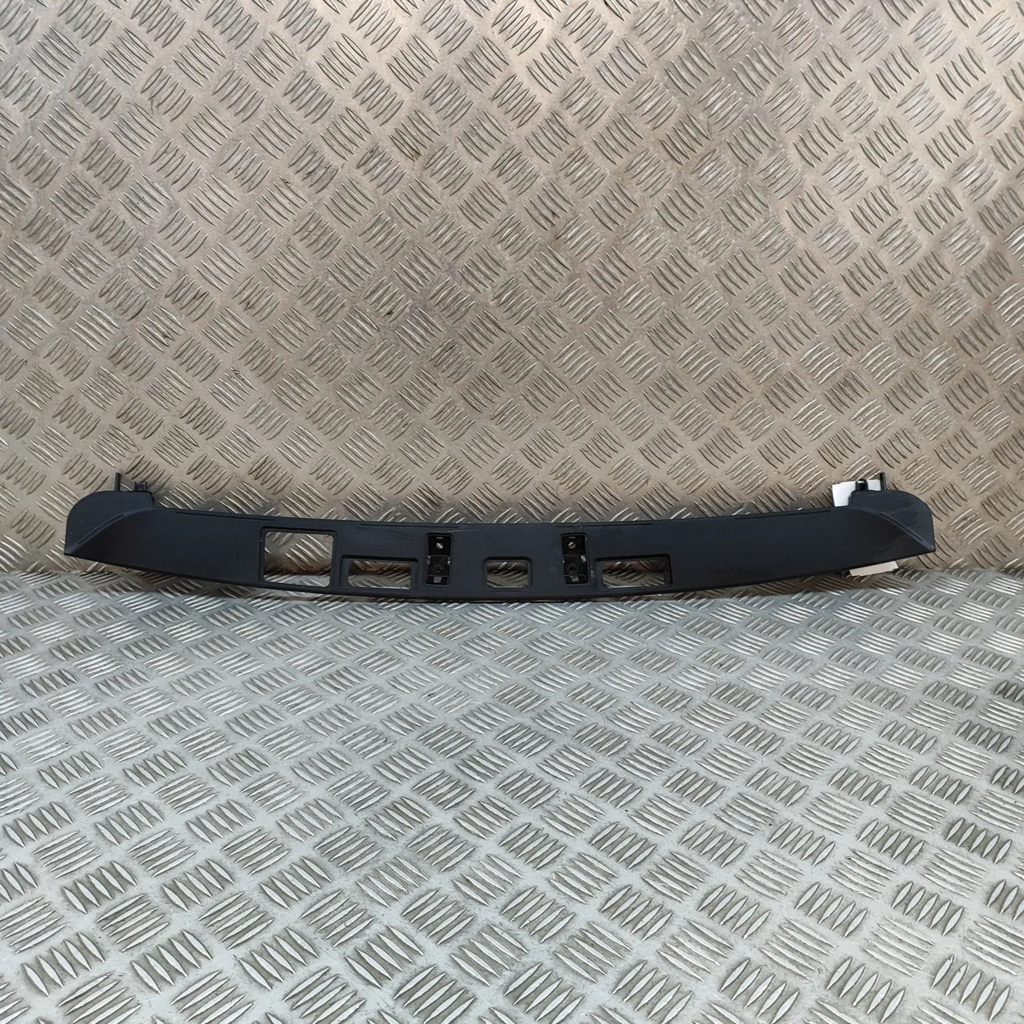 Land Rover Range Rover Velar Number-plate light holder trim Number-plate light holder trim — LAND ROVER RAN...