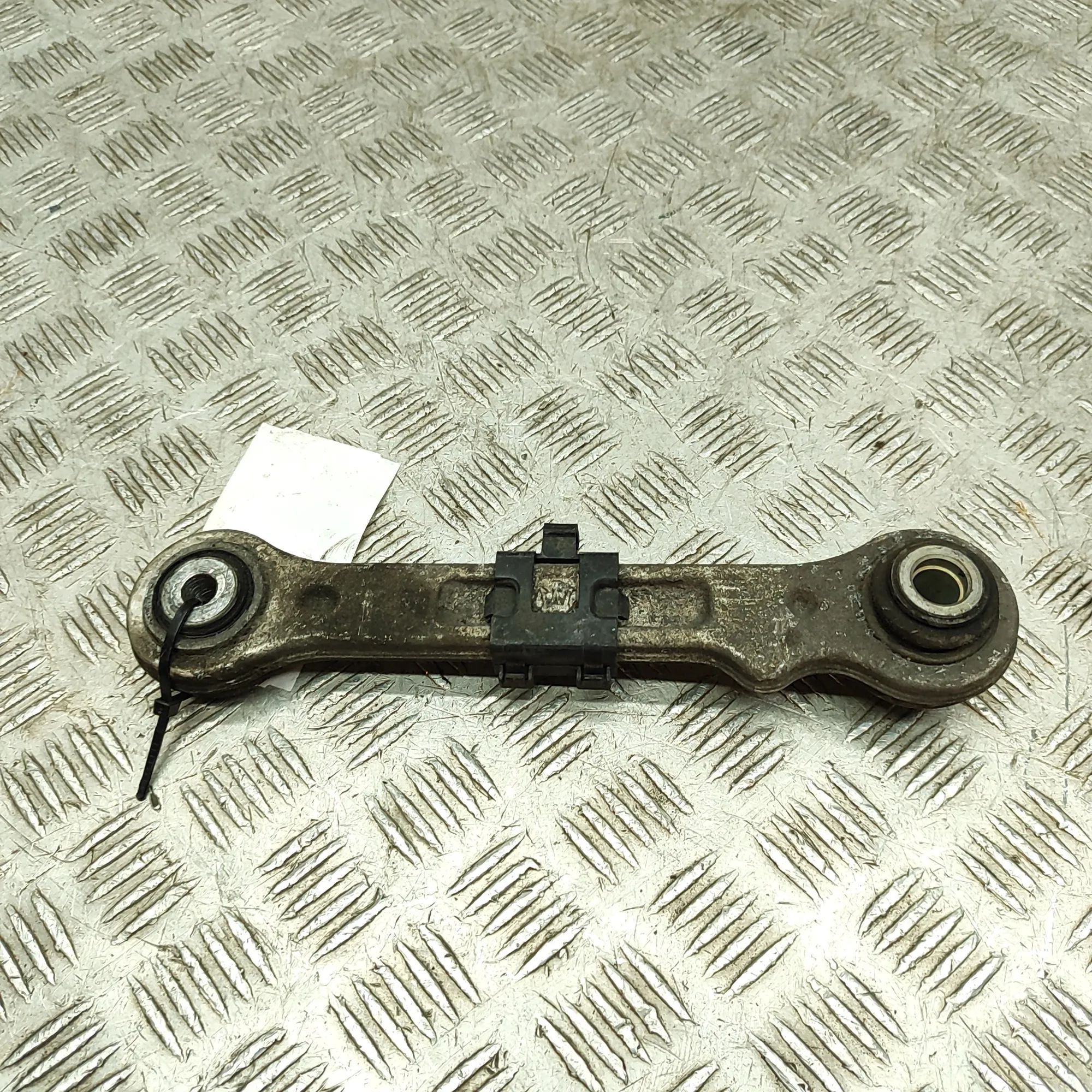 Maserati Levante Control arm — rear right Control arm — rear right — MASERATI LEVANTE (SU...