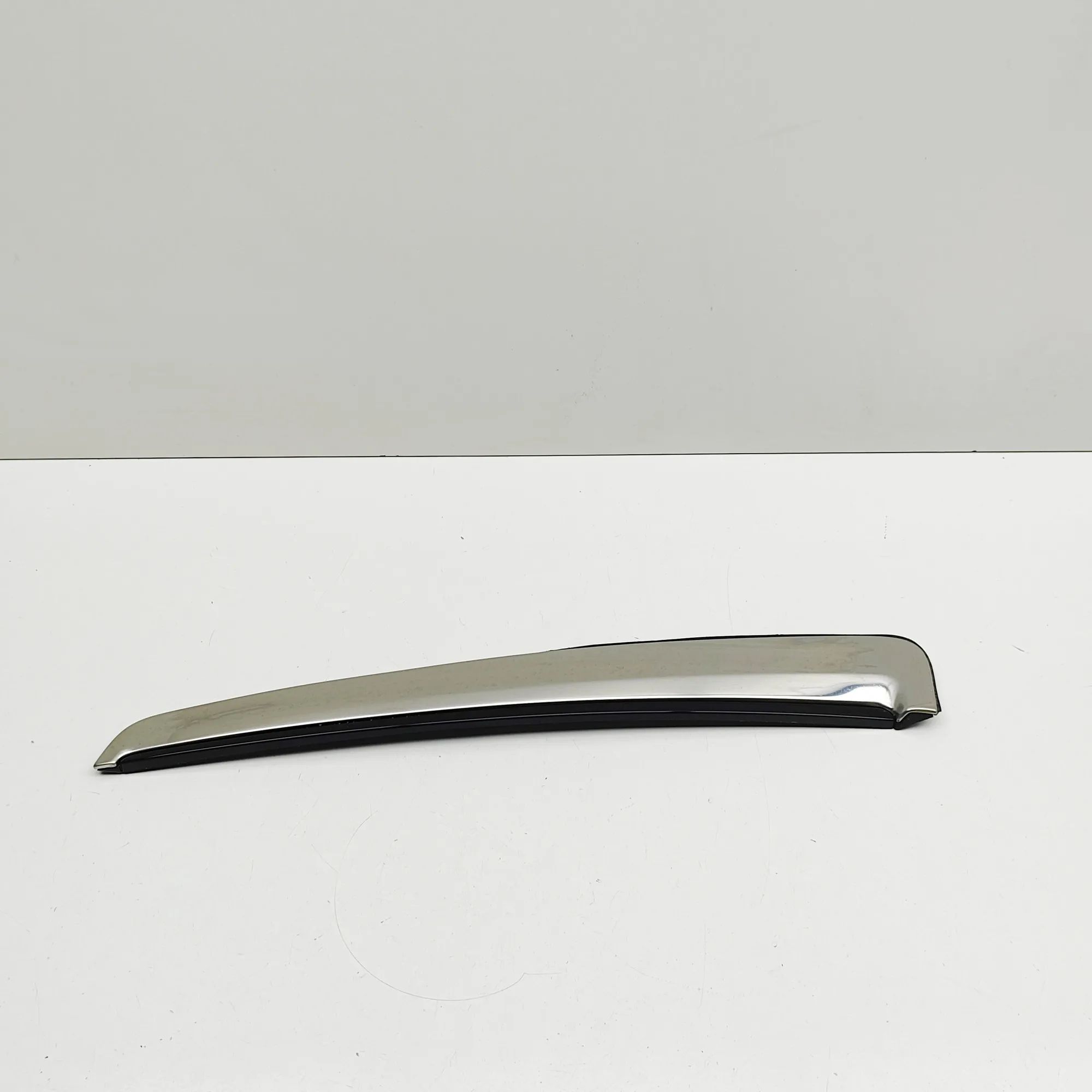 Cadillac Escalade Vertical door trim — rear — left Vertical door trim — rear — left — CADILLAC ESC...