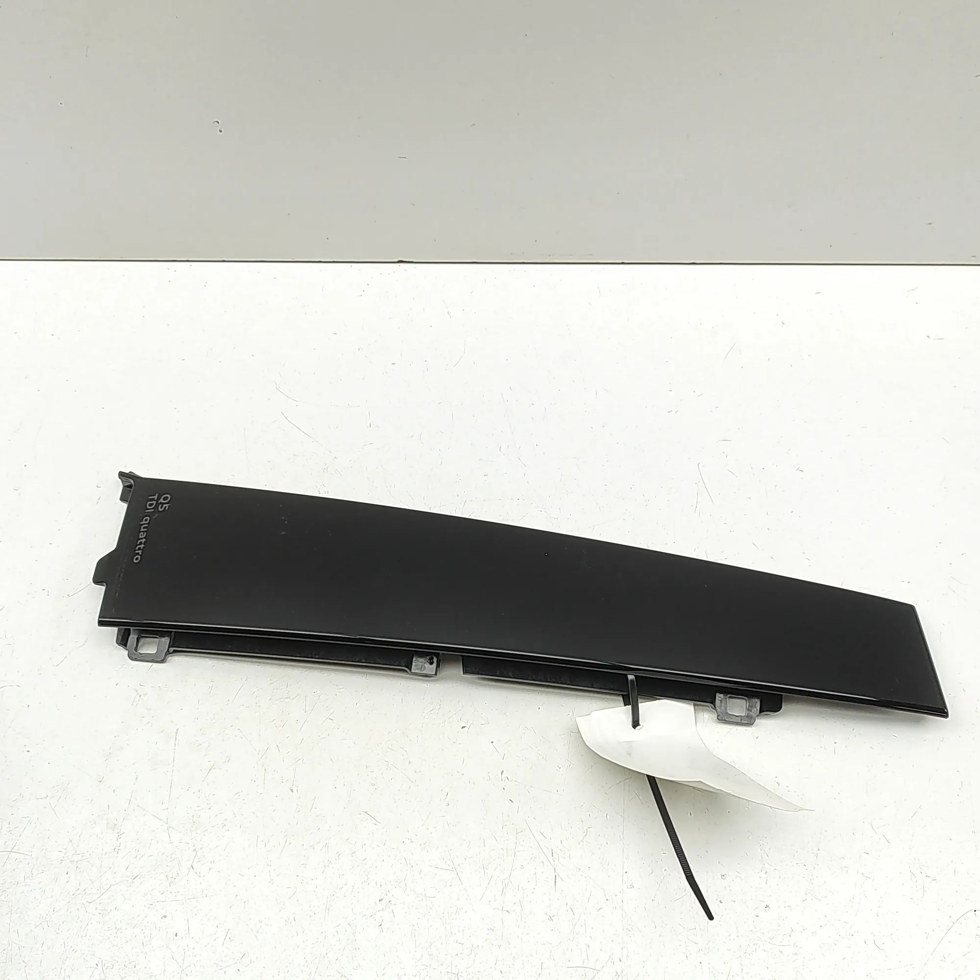 Audi Q5 (GU) Vertical door trim — rear — left Vertical door trim — rear — left — AUDI Q5 (GUB...