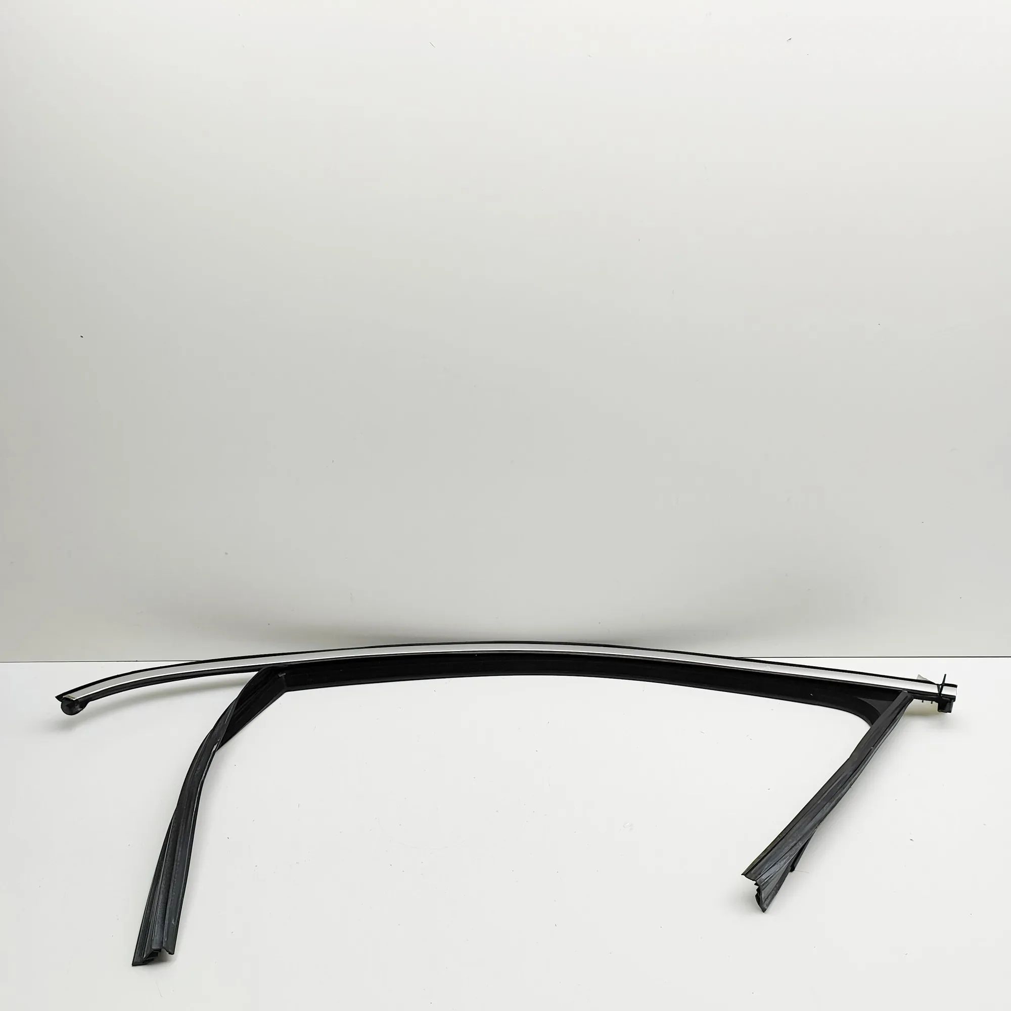 Mercedes-Benz GLA (X156) Upper door trim strip — front left Upper door trim strip — front left — MERCEDES B...