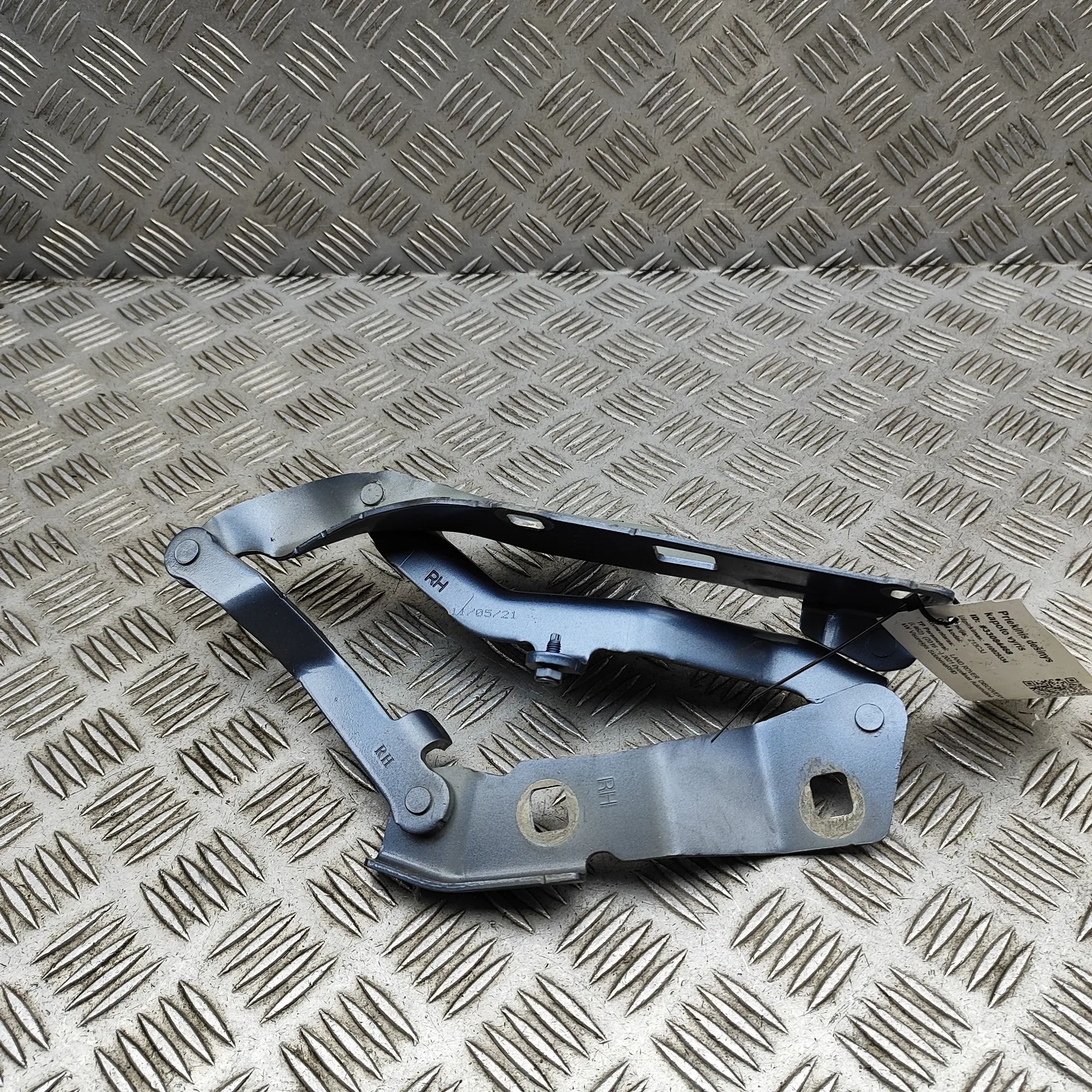 Land Rover Discovery Bonnet hinge — front right Bonnet hinge — front right — LAND ROVER DISCOVE...