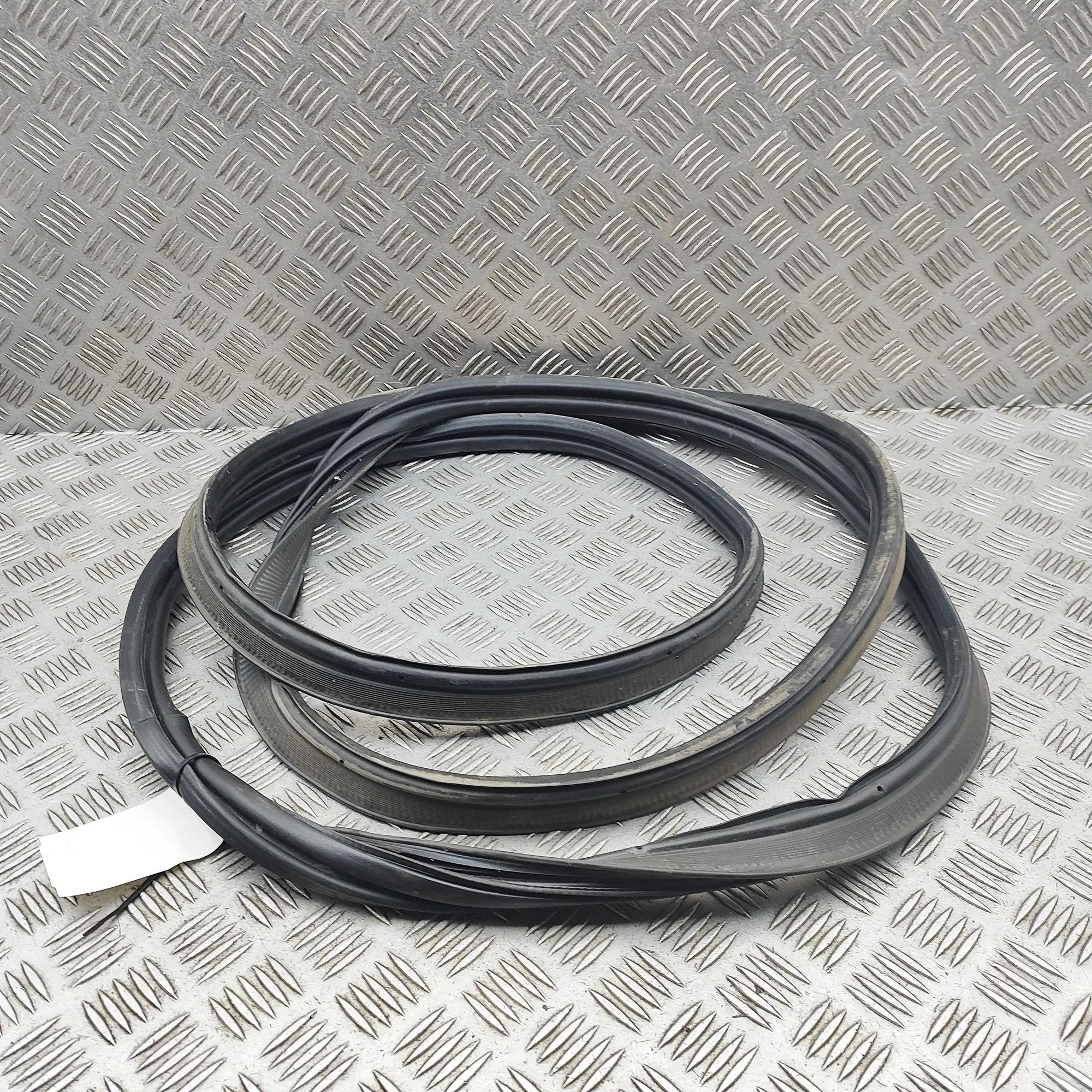Maserati Levante Tailgate rubber seal Tailgate rubber seal — MASERATI LEVANTE (SUV M1...