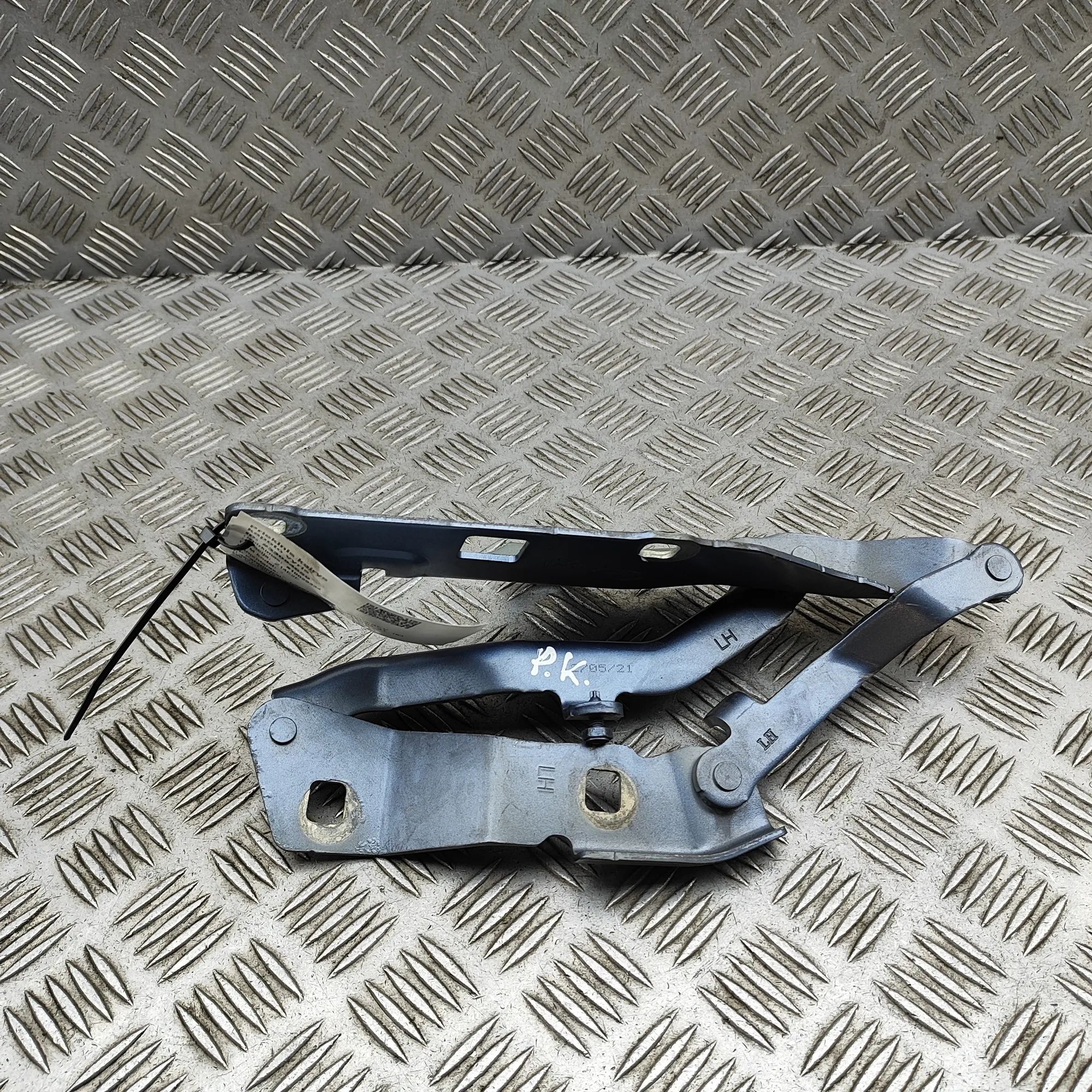 Land Rover Discovery Bonnet hinge — front left Bonnet hinge — front left — LAND ROVER DISCOVER...