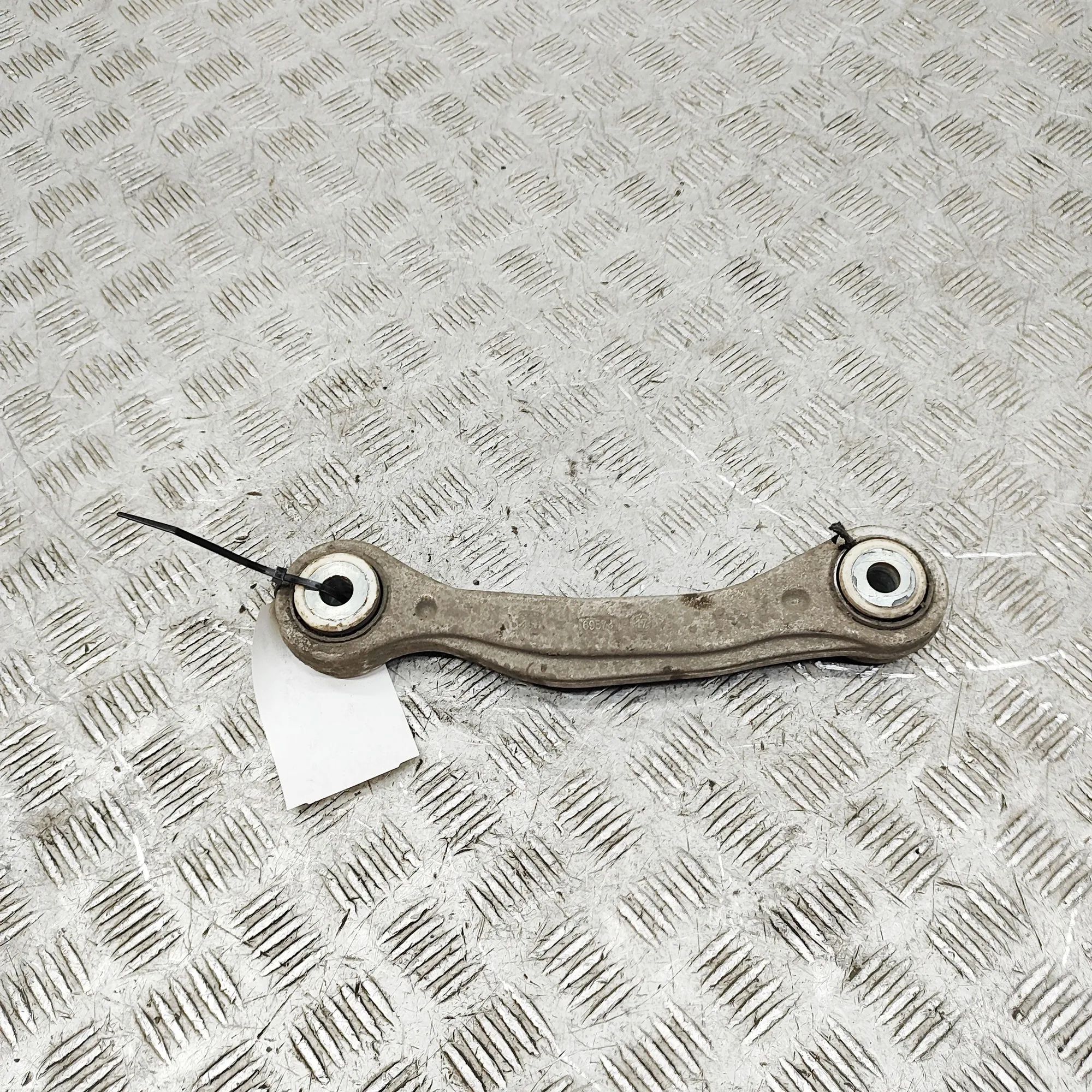 Maserati Levante Control arm — rear right Control arm — rear right — MASERATI LEVANTE (SU...