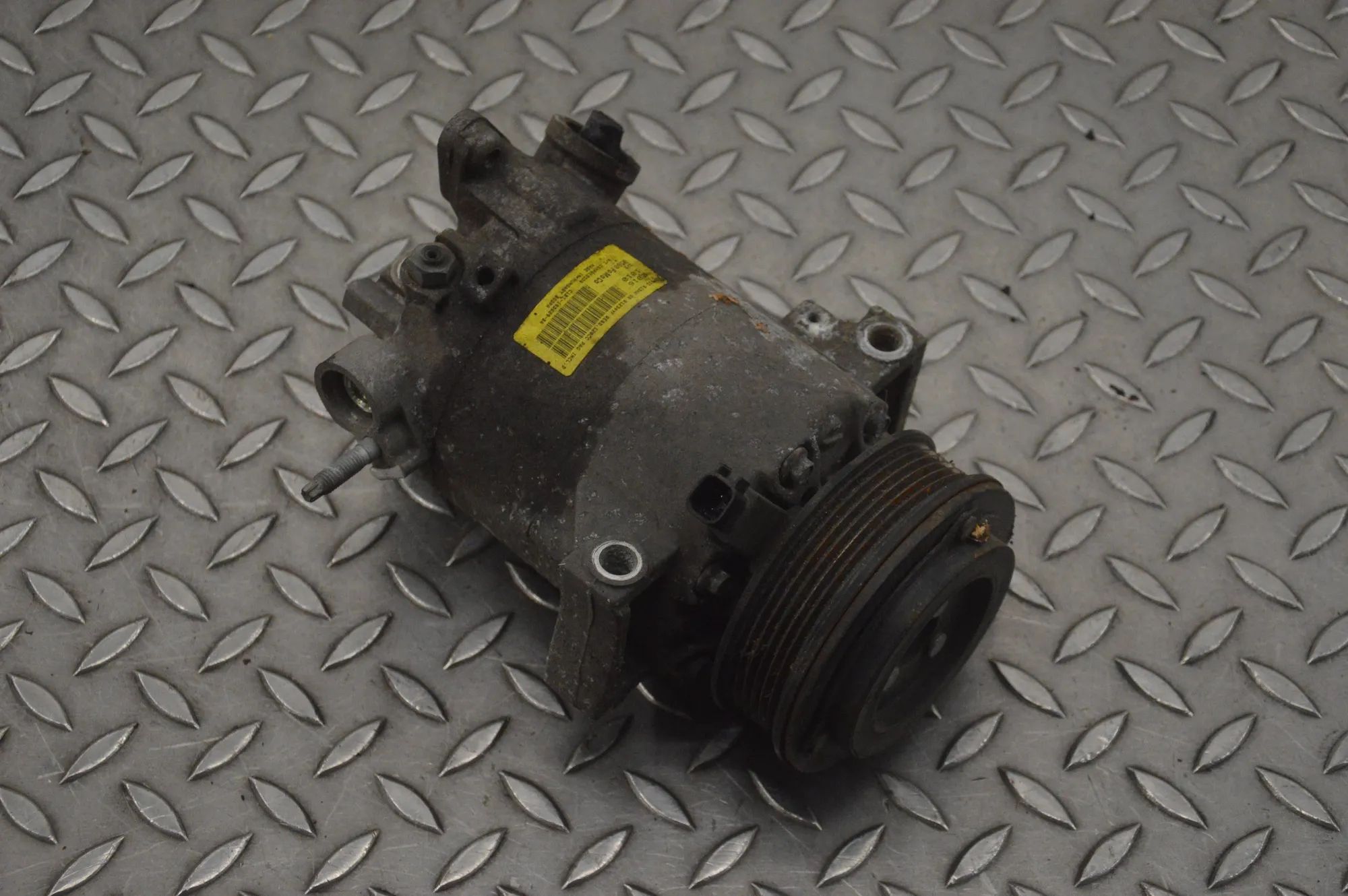 Ford Fiesta Air-conditioning compressor Air-conditioning compressor — FORD FIESTA (VI V...